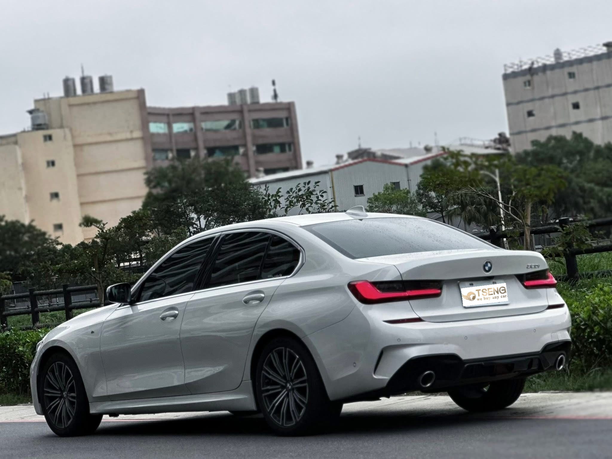 汽車貸款賣車相關問題FAQ貸款中的車如何賣掉? 車貸繳不出來可以賣嗎?參考以下的方式。 1.自己結清後再賣車 2.請車商收購並協助處理貸款 3.賣權利車 4.動保報廢 5.買車增貸結清/或其他貸款 車貸可以轉移嗎? 只要沒有清償就沒辦法過戶,監理站會註記動保!即便轉移也並不是真的合法轉移貸款,和信貸轉貸是完全不同的! 賣車貸款要結清嗎?貸款中的車可以過戶嗎? 貸款賣車必須要結清才能完整過戶,這樣才是完整轉移風險的正確做法。 貸款中的車可以報廢嗎? 可以的,小曾車庫有提供這樣的服務,但金額多半和沒貸款的車輛報廢有落差,詳細請參考貸款車報廢。 和潤車貸賣車要結清嗎? 無論你是三大融資公司(和潤、中租、裕隆)都必須要結清才能過戶,銀行也是一樣~~有些民間貸款有做過設定也是要結清才能過戶!這是監理站的規定喔! 貸款中的車可以換車嗎? 換車的處理方式原則上就是剛剛提過的車換車轉貸、增貸結清再買,或者貸款不多直接貼錢跟車商換一台車。 貸款中的車可以停牌嗎? 貸款中的車輛可以辦理停駛,但無法過戶或正統報廢(但可以半套報廢,請參考動保車報廢) 車貸繳不出來可以協商嗎? 基本上都有協商的空間,可能是月繳變低或者延緩繳納~融資公司和銀行最怕客人完全擺爛,如果願意繳納一點他們都會願意溝通的。 車貸可以提前還清嗎? 當然可以提前還清,但多半綁約期是一年,一年內還清的話繳違約金>通常是你的月繳金! 例如100萬的車,貸款月繳1.8萬~那你解約的話就要多賠1.8萬元,所以建議貸款超過一年再來提早還清會比較好,你真的要提早也沒差啦就多付點錢。 貸款結清可以馬上過戶嗎? 這要看你貸款的公司處裡流程,我的經驗通常是抓三天以上才能過戶!主要是監理站的動保紀錄消除才能進行過戶喔!也可以收到清償證明再去監理站過戶即可。