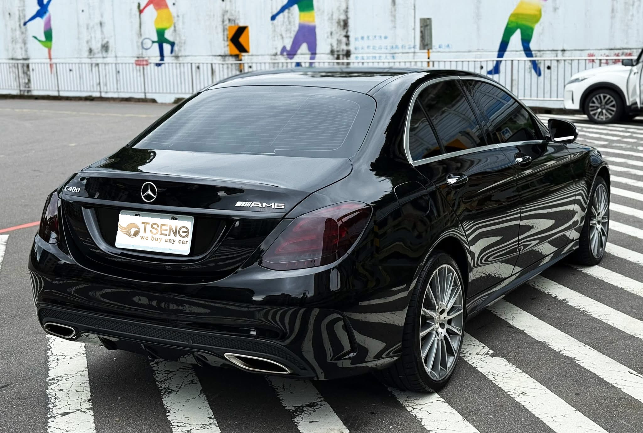 車貸中的二手車能否過戶賣車?貸款中的車可以過戶嗎?答案是不行,除非你結清後才能過戶!能否成功過戶的個重點就是你剩下多少錢: 1.貸款過高的情形 以前找錢車成數很高的時候,收購價20萬的車貸到100萬以上也不是沒看過。 這種超出太多的很多都是早期的找錢車、全額貸或者自己辦理增貸!基本上就是沒救,很少很少的人有辦法自己結清,機率不到1%吧。 如果你不想賣權利車的話,我能幫的只有做動保車報廢,這是最安全又能拿到點錢的方式。 2.貸款接近車價或低於車輛行情 如果你貸款只有超出一點點或者收購價高於貸餘額,車商通常可以幫你代繳。 一般是約客戶去銀行,在客戶前面匯到融資公司的指定帳戶,這樣比較沒爭議。結清後多半我們會把車開回去放,再另外排時間過戶。 銀行有可能會寄結清證明,也很多融資公司採線上解除動保。所以要拖幾天也不知道,就是等貸款公司確定解除。 然後有車貸因為動保關係,結清都要過幾天才能進行過戶。如果你要更快速的話,建議自己先結清再約過戶,這樣會比較快。 卡車貸的車最怕的就是客戶唬爛,一下車子被家人偷偷增貸、不然就自己貸款剩很多以為剩很少,付訂金簽約了又不能完成交易。 所以能自己結清是最好的,這樣車商也不會被搞得很混亂,詳細你可以參考賣車流程。