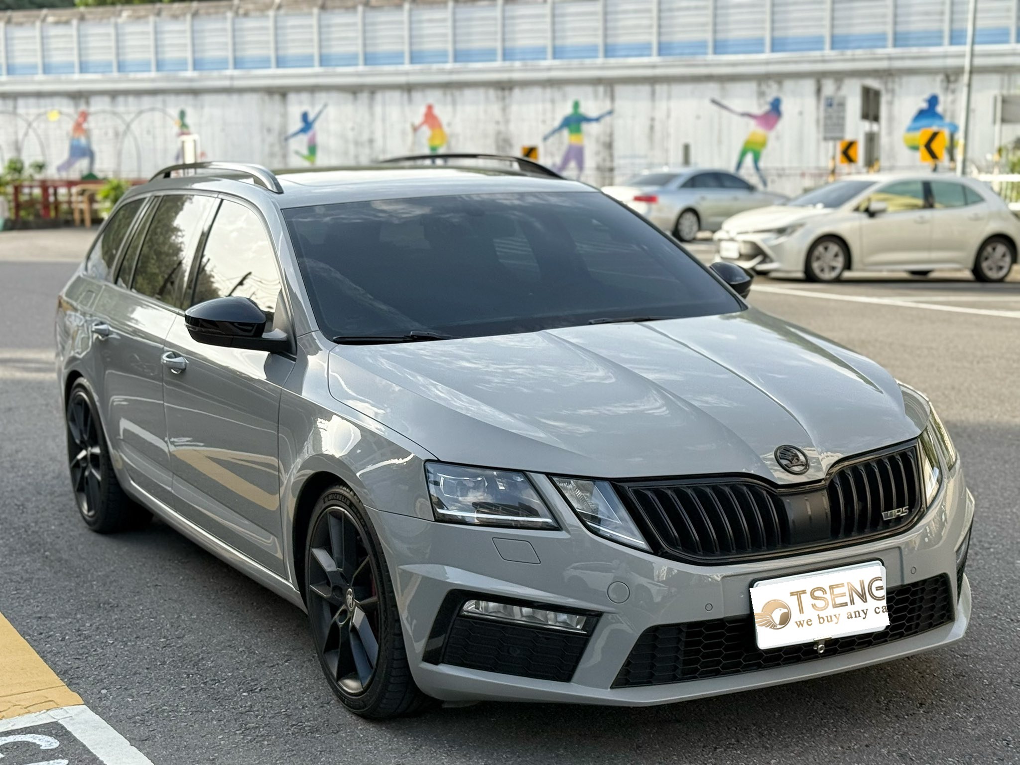 無照駕駛扣牌多久?其實我覺得單純罰錢都還是小事情，扣牌才是真的麻煩又傷錢。 自2026年開始，只要無照被警察抓到就會比照酒駕辦理，當場扣車牌送到保管場! 多數情況下必須繳清罰單或者分期才能領車(這點請務必跟裁決所確認，常常變來變去)，另外也需要支付每日的保管費。細節扣牌時間如下: 初犯： 扣牌3個月。 10年內第2次： 吊扣牌照 6個月，和超速扣牌半年一樣。 10年內3次以上： 吊扣牌照 1年。 若在吊扣期間持續無照開車被抓到，基本上車輛可能會面臨註銷並延長吊扣時間。 例如初犯被扣三個月，你隔天開出去又被抓就會變成扣9個月!而且註銷後就不能過戶，必須等半年以上重新領牌驗車! 反正原則上無照開車運氣好就是被扣三個月或六個月，運氣不好就直接一年以上。