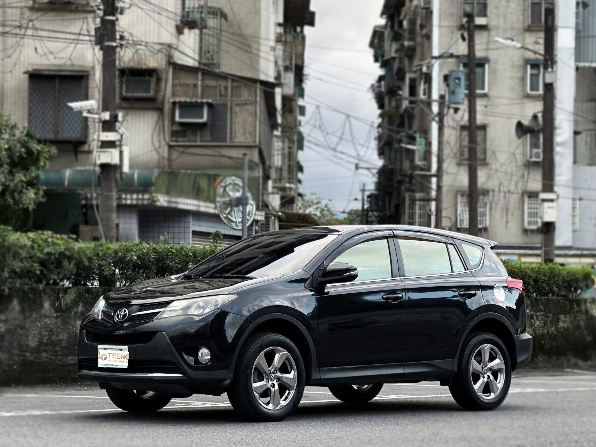 無照扣牌常見問題:無照會被扣牌嗎？扣牌多久? 之前是扣牌一個月，但2026新法上路後會被扣至少3個月、6個月甚至一年，依照累犯的程度去評估! 哪間車商能夠收購無照扣牌車? 小曾車庫是全台唯一標榜可以收購任何扣牌車輛，無論是無照、超速、毒駕、酒駕都能處理 無照駕駛被載的人有責任嗎？ 目前無照不像酒駕毒駕有連坐法!沒有直接的行政責任，但還是避免此行為~萬一出事情就不好玩了 無照被扣車怎麼領回？ 請參考扣牌流程，需要帶身分證、行照等資訊並繳納罰單或者辦理分期後才能到保管場把車領出來! 無照第一次多少錢？ 如果是2026新法上路的話，目前修改為： 汽車駕駛人：處新台幣$36,000$元至$60,000$元罰鍰。 機車駕駛人：處新台幣$18,000$元至$36,000$元罰鍰。 第一次被抓無照要上課嗎？ 第一次無照駕駛，尤其是未滿18歲需要上道安講習課約為三小時。這是因為道路交通管理處罰條例規定，而且駕駛人及法定代理人或監護人需參加道路交通安全講習。 若無正當理由不依規定參加講習，將處新台幣 1800 元罰鍰，逾期 6 個月以上仍不參加者將被吊扣駕照 6 個月(通常是指監護人)。 報到時需攜帶講習通知單及身分證明文件，包括講習通知單，以及身分證和第二證件例如健保卡、護照。未滿 18 歲的駕駛人及其法定代理人皆需攜帶。