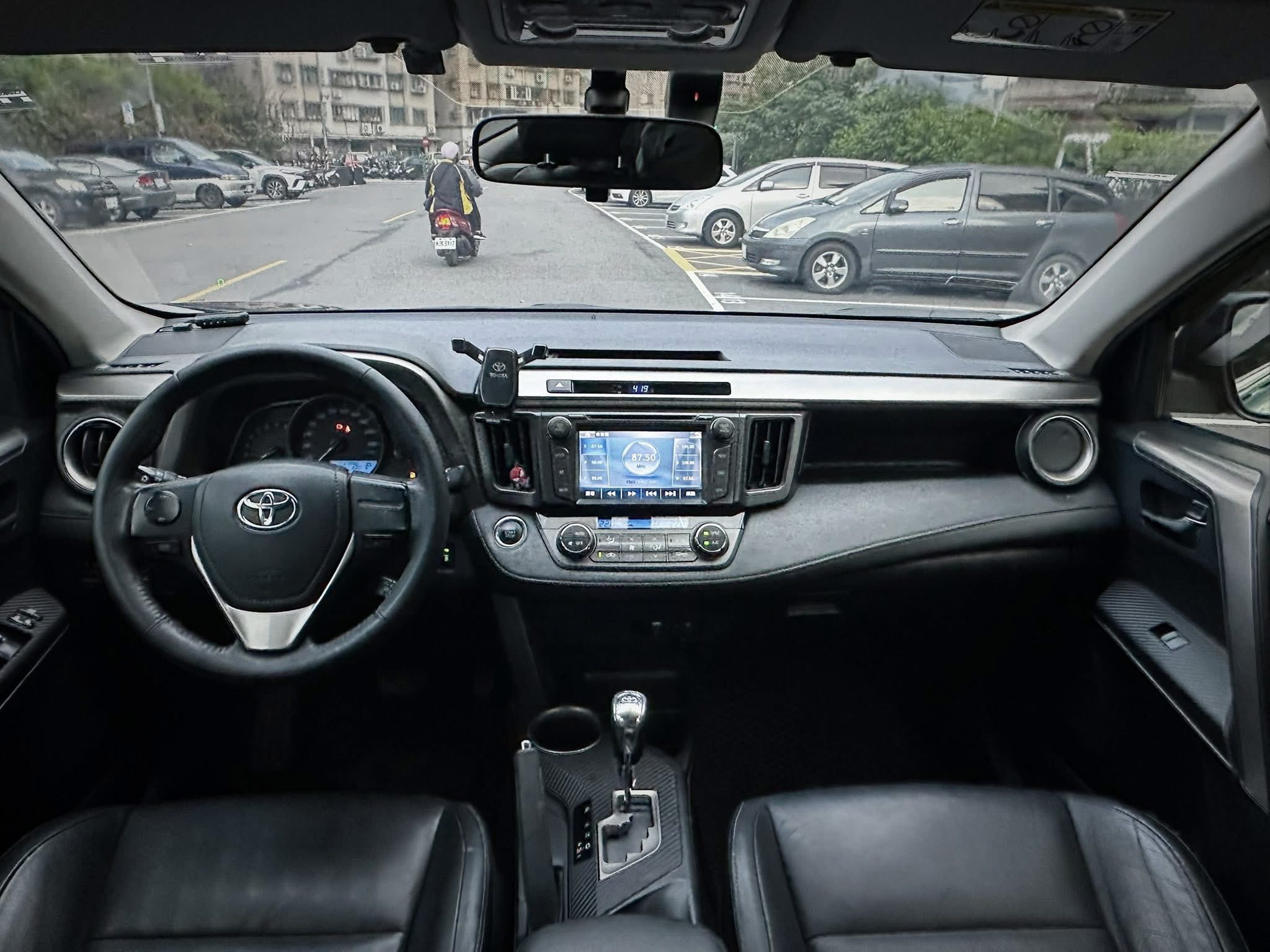 無照扣牌怎麼辦?賣車和放著是最安全的方式首先一樣比照扣牌車過戶的判斷方式，如果車牌被拔走主要還是看驗車和車齡~只要小曾車庫評估可以過戶都能進行買賣，一樣要回戶籍地的監理站辦理! 如果不能過戶也沒關係，小曾車庫也有其他方案!但就是你要有錢清理罰單和貸款，不過有貸款的話我們也有其他方案啦!直接跟我們討論就好 基本上你如果無照被吊扣，建議不要找任何扣牌代辦，多數都是用註銷的方式而且沒辦法停路邊停車格或者違規~只要被查到一次會被持續吊扣更久，這時候再賣車就會價格更差。 建議就是扣三個月~六個月你可以考慮放著，取決於你需不需要用錢、車位多不多、有沒有時間照顧，如果你被扣一年以上我就建議你賣了，因為真的比較疲勞。 原則上還是一樣，要賣就早點賣~不要放到車一堆問題才賣，這時候我們價格就會變很差。詳細都可以參考中古車商收購扣牌車。 無論你有任何問題，直接透過官方Line和我們聯繫，我們都會盡力幫助你度過難關!