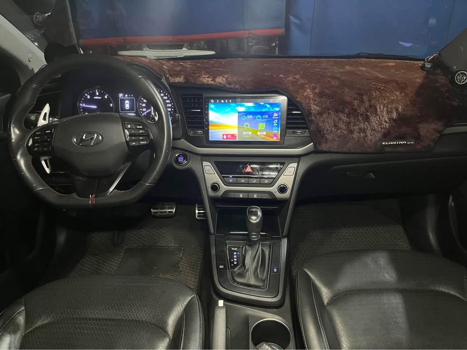 中古車收購紀錄-Hyundai 2018 Elantra紅色柴油高里程 蔣先生有一台2018 六代Elantra柴油渦輪，但因為里程25萬公里加上紅色，說真的慘上加慘。 他問了許多車商，幾乎每個車商都很害怕不敢收~後來苦惱的他找上小曾車庫，他也直言這車的行情一定不好，三大扣分因素:柴油、高里程、紅色樣樣具備。 結果小曾車庫給他的答案是可以收購，蔣先生感到吃驚所以立刻和我們約看車! 我們在通完電話後隔天和蔣先生快速約到府估車，很順利的解決蔣先生的舊車煩惱以及快速拿到現金。 蔣先生不斷感謝我們，說道以後有朋友要賣車都會找你們處理，就不用到處問車商誰要收~問了快十家真的好累，不如就直接問一家。 如果你有任何Elantra的車要賣，都歡迎直接和小曾車庫聯繫。