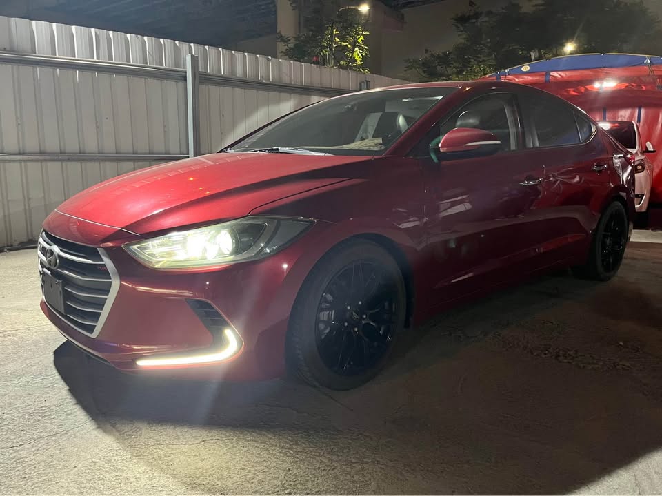 中古車收購紀錄-Hyundai 2018 Elantra紅色柴油高里程 蔣先生有一台2018 六代Elantra柴油渦輪，但因為里程25萬公里加上紅色，說真的慘上加慘。 他問了許多車商，幾乎每個車商都很害怕不敢收~後來苦惱的他找上小曾車庫，他也直言這車的行情一定不好，三大扣分因素:柴油、高里程、紅色樣樣具備。 結果小曾車庫給他的答案是可以收購，蔣先生感到吃驚所以立刻和我們約看車! 我們在通完電話後隔天和蔣先生快速約到府估車，很順利的解決蔣先生的舊車煩惱以及快速拿到現金。 蔣先生不斷感謝我們，說道以後有朋友要賣車都會找你們處理，就不用到處問車商誰要收~問了快十家真的好累，不如就直接問一家。 如果你有任何Elantra的車要賣，都歡迎直接和小曾車庫聯繫。