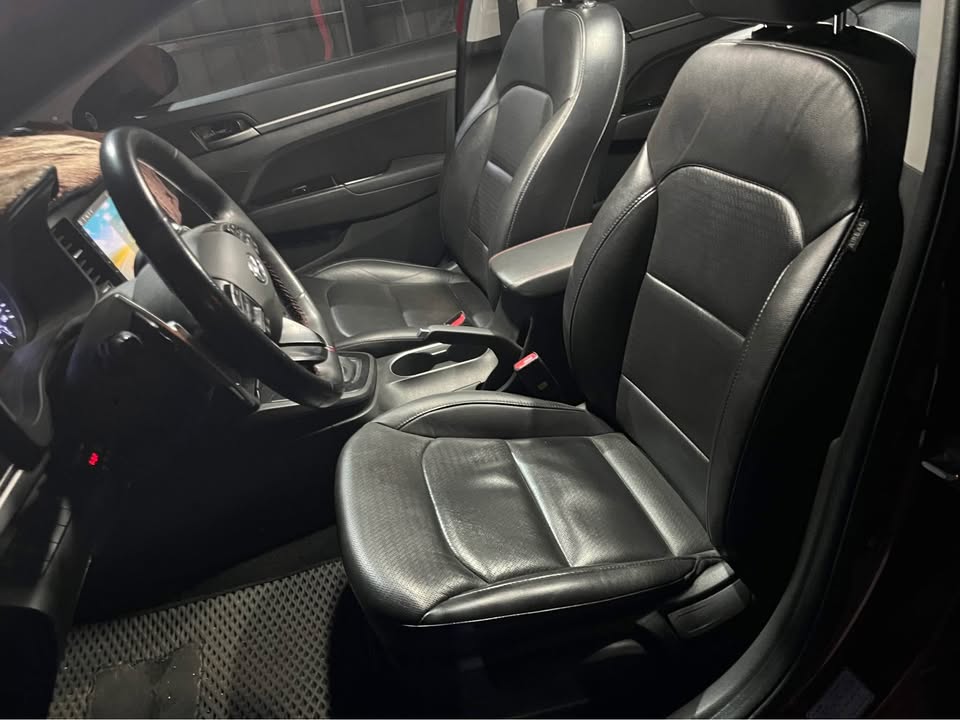 中古車收購紀錄-Hyundai 2018 Elantra紅色柴油高里程 蔣先生有一台2018 六代Elantra柴油渦輪，但因為里程25萬公里加上紅色，說真的慘上加慘。 他問了許多車商，幾乎每個車商都很害怕不敢收~後來苦惱的他找上小曾車庫，他也直言這車的行情一定不好，三大扣分因素:柴油、高里程、紅色樣樣具備。 結果小曾車庫給他的答案是可以收購，蔣先生感到吃驚所以立刻和我們約看車! 我們在通完電話後隔天和蔣先生快速約到府估車，很順利的解決蔣先生的舊車煩惱以及快速拿到現金。 蔣先生不斷感謝我們，說道以後有朋友要賣車都會找你們處理，就不用到處問車商誰要收~問了快十家真的好累，不如就直接問一家。 如果你有任何Elantra的車要賣，都歡迎直接和小曾車庫聯繫。