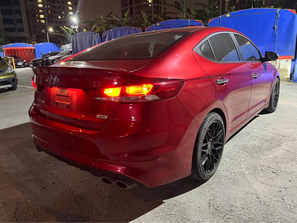 中古車收購紀錄-Hyundai 2018 Elantra紅色柴油高里程 蔣先生有一台2018 六代Elantra柴油渦輪，但因為里程25萬公里加上紅色，說真的慘上加慘。 他問了許多車商，幾乎每個車商都很害怕不敢收~後來苦惱的他找上小曾車庫，他也直言這車的行情一定不好，三大扣分因素:柴油、高里程、紅色樣樣具備。 結果小曾車庫給他的答案是可以收購，蔣先生感到吃驚所以立刻和我們約看車! 我們在通完電話後隔天和蔣先生快速約到府估車，很順利的解決蔣先生的舊車煩惱以及快速拿到現金。 蔣先生不斷感謝我們，說道以後有朋友要賣車都會找你們處理，就不用到處問車商誰要收~問了快十家真的好累，不如就直接問一家。 如果你有任何Elantra的車要賣，都歡迎直接和小曾車庫聯繫。