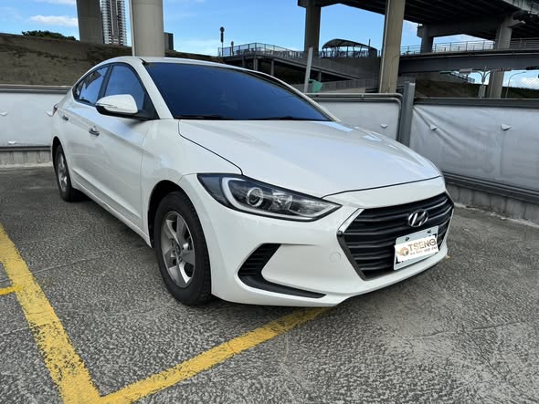 Elantra二手車收購常見問題 (FAQ) Q：Elantra 自售好賣嗎？ A： Elantra 自售沒有很好賣，很多人都投降直接找車商收!而且這台車自售很吸引車商，所以來詢問的車商數量會比很多車款來的多。 不好賣的原因是台灣市場對韓系品牌的接受度不如日系（Toyota/Honda），建議是Sport 版本再考慮自售看看。 Q：Elantra 保養維修貴嗎？ A： Elantra 的養護成本算是平易近人，零件價格跟一般國產差沒多少，妥善率也不差。妥善大概介於Toyota和Nissan之間吧! Q：Elantra 很保值嗎？ A： 坦白說，Elantra 的保值性跟雙田車差遠了~大概跟Nissan二手折就差不多。還有一個因素就是這車被操壞的真的太多了，尤其是五代和之前。 Q：為什麼我的 Elantra 估價比別人低？ A： 除了高里程、顏色冷門（非黑白灰紅）、有事故紀錄外，Elantra 最怕「改壞或操壞」。 很多年輕車主喜歡改排氣管、避震或寫電腦，這類改裝車在中古市場價格通常較差。 此外，加上如果前車主不照顧車操壞的話，那可能價格就很可怕了!  Q：Hyundai Elantra 二手價格如何查詢？ A： 如果要查自己的 Elantra 行情，建議直接詢問專營中古車商例如小曾車庫，這樣最快最準確。或者您可以自尋上網找8891嚴選的開價，大概扣8-10萬就會接近車商的收購價。因為車商開價是開好玩的，客人一定會殺個3-5萬，加上還要整理什麼的。