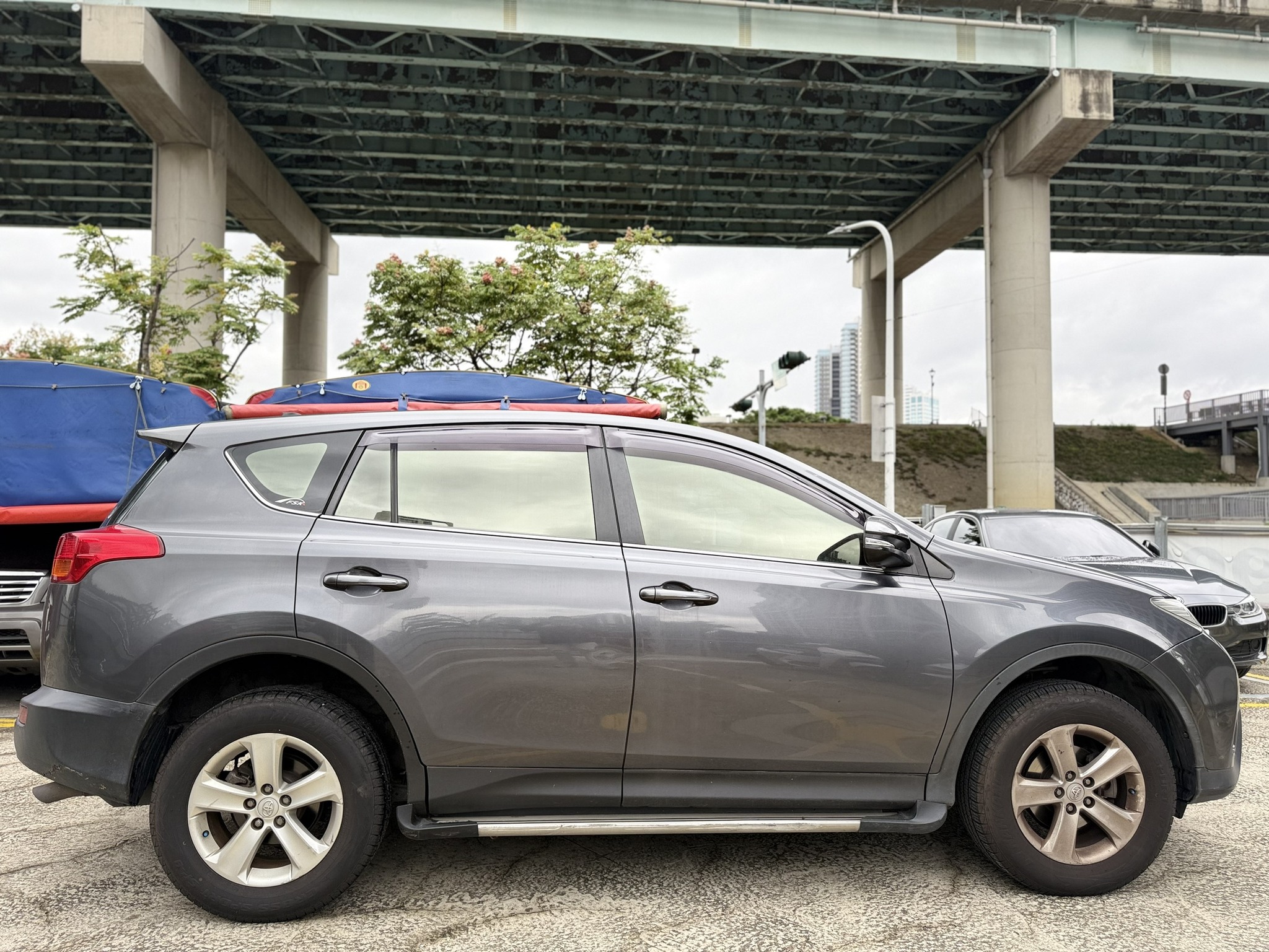 Toyota RAV4 收車估價重點小曾個人收Rav4的經驗來說，我比較會注意是2.0或者2.5汽油(後者收比較低)、2.5油電是否換過大電池以及版本，基本上版本有定速和六安以上就算是不錯了! 當然鈑件、里程、顏色都會影響，只是沒有其他品牌影響這麼多!待修的項目我比較著重在消耗品、電池，基本上Rav4也不太會壞什麼。 然後油電我目前接觸大多數是營業車，如果有營業用價格一定比較低! 總而言之Rav4對大多數車商利潤大概都只有3-5萬(因為追很高價)，~客人砍一砍一台賺不到3萬都很常見，所以我蠻建議你直接賣車商~少拿幾萬元但事情比自售少太多了。