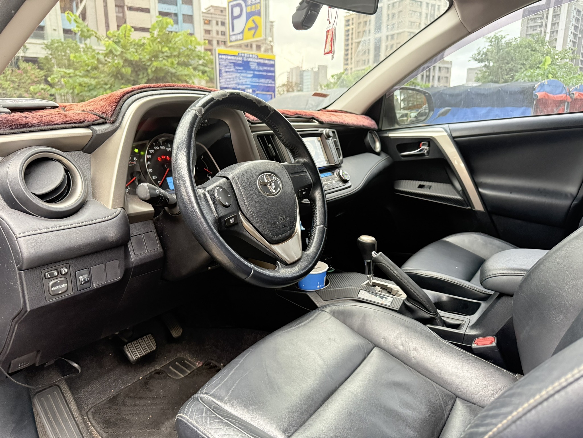Toyota RAV4 收車常見問題 Q&AQ：RAV4 自售好賣嗎？ A：RAV4 自售很好賣，除非2.5或者版本太陽春~不過因為車商收購價普遍都很高和售價沒差多少，所以這車賣車商是相對划算的。 Q：RAV4 保養維修貴嗎？ A：RAV4 基本上是多數休旅車中首屈一指好養的，保養便宜、維修不貴而且也很少壞!大概只有2.5油電維修電池比較貴一些。 Q：RAV4 真的很保值嗎？ A：沒錯，日系平價休旅車大概最保值就這台。 Q：為什麼我的 RAV4 估價比別人低？ A：高里程、顏色不對色、有換過鈑件、無法認證、當過營業車都有可能收比較低，實際價格一車一況! Q:Toyota rav4 二手價格如何查詢? 如果要查自己的rav4行情，建議詢問二手車商例如小曾車庫，這樣最快最準確~加5萬大概就是外面車商開價，Rav4二手車自售價多半也和車商價差不多。 不建議用一些線上系統去做查詢，原因都有寫在中古車估價的7種方式。