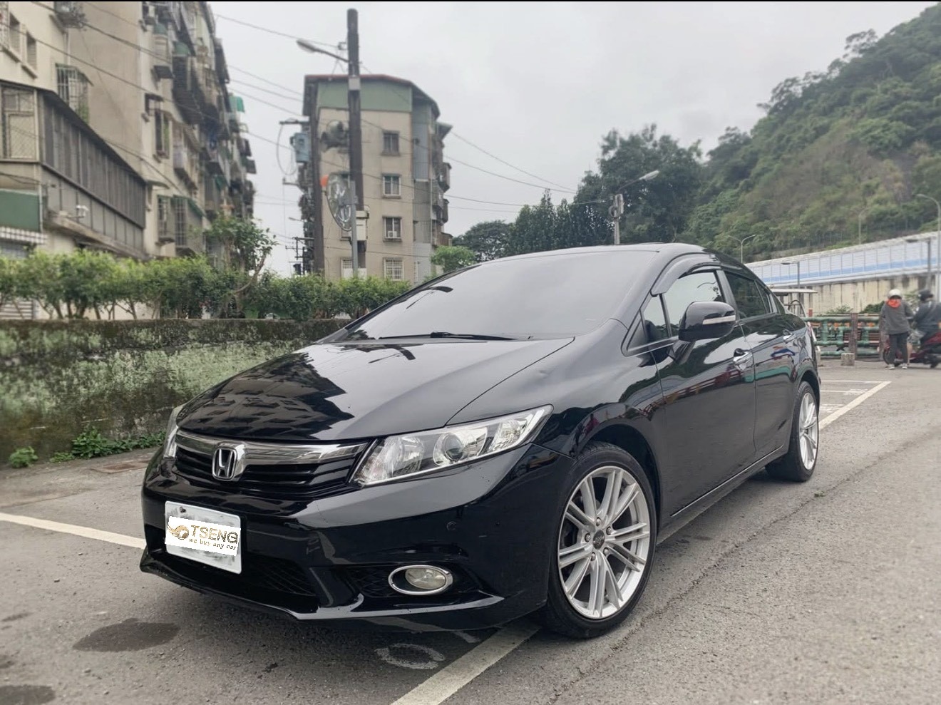 九代 Civic (K14) 二手行情重點：9代分成: 1.8 VTI 雙安/小改後多了定速 1.8 Vtis 天窗、霧燈、方向盤快撥 2.0 Vtis 6安/小改後多了17吋鋁圈 9.5代分成: 1.8 VTI 1.8 Vtis 天窗 2.0 Vtis 17吋鋁圈 小改印象中只多了蜂巢水箱護罩、鯊魚鰭天線、定速然後鋁圈略為不同、Vtis多了VSA。 所以如果你重視VSA，就只有兩條路: 買改款前： 只能找 2.0S 版本才有 VSA。 買改款後： 選擇 1.8 VTi-S 或 2.0S 都有 VSA。 所以你可以知道改款前的Vtis沒有VSA，那我直接選 VTI就好了~幹嘛多花錢? 延伸到二手車市場就變成一個狀況: 9代的Vtis、Vti價差很接近、9.5代的話，Vti價格就會顯得很差~。 S版雖然2.0但因為多VSA、六顆氣囊。所以價差不會因稅金拉太大、很多人還是會選擇S版。 總而言之這車普遍收在15-20萬區間居多，細節除了看版本、有無改款以外，也可能要看有沒有生鏽。 關於九代Civic當初賣不好原因分享: 這一代剛推出的時候被罵翻，說外型不如八代兇猛。但現在回頭看，九代走的是比較精緻舒適的路線。 在當初比較大的問題在於VSA(車輛穩定輔助系統)、，必須選到2.0才會有。 當時的策略都是在開發HRV，折價空間又少，而且還搞一台City來搗亂自家市場~導致九代 Civic其實銷量很不好。 但放到二手車市場就算是Vti一樣算是好賣，不外乎就是好開、保值等特性，而且Civic數量沒有Altis那麼誇張多、又比較好開一些~對我個人而言還算更好賣。