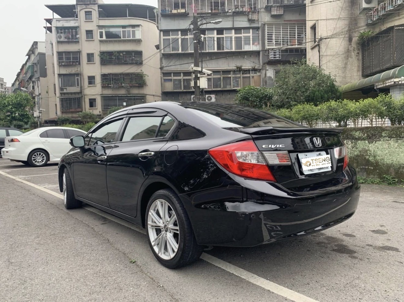 為什麼Civic賣車收購推薦小曾車庫?小曾車庫收購本田 Civic 的優勢如下: 1.車況漂亮的Civic加價收: 基本上這車我們很熟，所以比其他車商高價收倒是沒什麼問題 2.車況差、不能認證、生鏽的Civic照樣能收 很多車商不收無法認證的Civic，但小曾車庫非常擅長這類車款~你不用擔心問一堆車商結果沒人要理你，直接來問我們就好。 3.新舊Civic都能收 有些車商不喜歡舊Civic，只收新款的。有些車商只收舊款的Civic，不敢收11代的。小曾車庫無論你是什麼年代的Civic，都能直接收購不囉嗦。