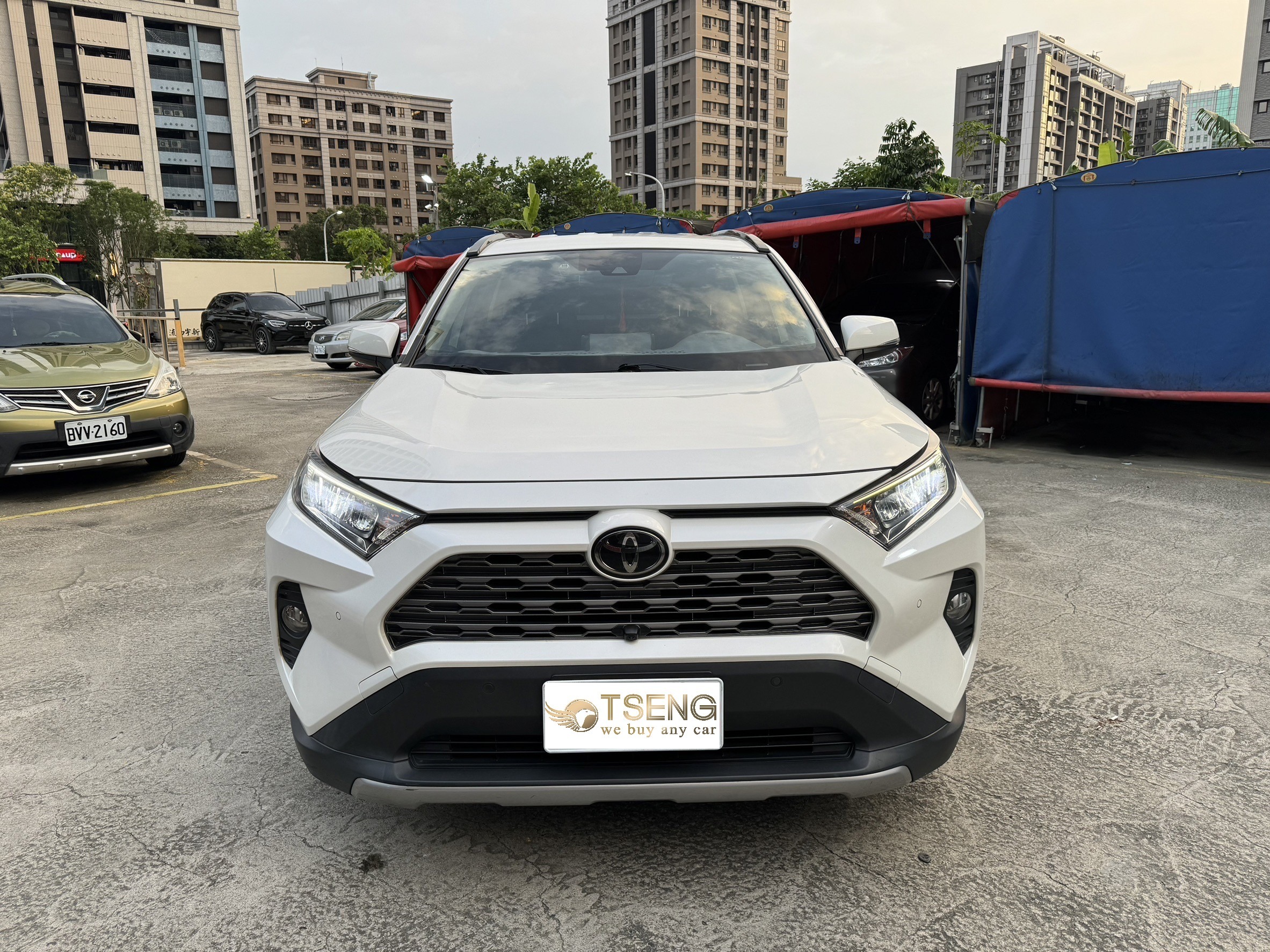 ▋豐田五代Rav4汽油版，二手車估價多少?(2026/7/17新增)​ 五代最近已經沒有以前那麼保值了，價格分析如下: ​ 豪華版:標配ACC、17吋鋁圈/權威54萬 ​ 尊爵版:有免鑰匙進入、免鑰匙發動、電動座椅、盲點/權威59萬 ​ 旗艦版:360環景、腳踢尾門/權威62萬 ​ 越野冒險版:4wd、adventure水箱護罩、18吋鋁圈/權威67萬 ​ Adventure:和越野版差不多，新車129萬是最貴的。鋁圈改成19吋、多全景天窗/權威69萬~基本上因為比較稀有加上新車高，普遍會比尊爵多5-6萬收 ​ 原則上rav4五代的車近期已經不太會照權威收了，我研究的邏輯是這樣，白色車會以權威前一年做標準來衡量。 ​ 例如旗艦版白色21年跑12萬，權威67萬，這時候我會參考前一年的權威價也就是2020年57萬，大概就會抓57萬為一個價格點。然後按照車況再做增減，換鈑件、待修會比較低，可能就剩下50初頭。 ​ 跑20幾萬公里，即便是尊爵版也只剩下40幾萬元收。如果你是里程低於10萬公里的話，就可能可以站上60萬，最起碼超過55萬機會很大。 當然如果非黑白色、里程更高，那我覺得就再更低。 ​ 另外多數這車都是尊爵版，如果你是其他更廢的版本我覺得會收超低的，因為完全毫無競爭性。尤其經典版我覺得收不到40萬，除非跑很少。 因為尊爵版實在太多太多了，你只有acc能說嘴、人家有盲點、Ikey、電動尾門... 那你說尊爵版現在收67萬?現階段是不太可能的。原因是什麼?因為六代大改出來了阿!價格自然就會往下了