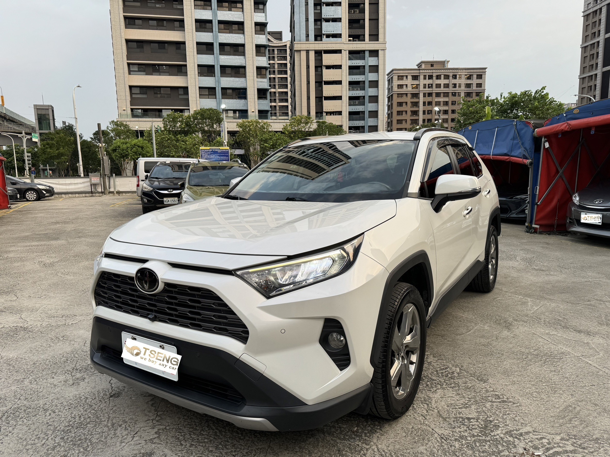 ▋豐田RAV4油電車為什麼收購價沒汽油高?​ 最主要原因就是2.5這個排氣量，一年稅金大概多五千多，所以多半只有營業車去開會比較划算(因為免稅)。對企業公務車來說，要選也是選1.8油電的Altis或者cc。 ​ 再來是過保固後的整理費很驚人，大電池、逆變器等等都是開銷。 假設我汽油開八年(比照油電到保固結束)，光是稅金就省下四萬元，還不用掏什麼錢修。 ​ 假設汽油油耗15km/l、油電21 km/l，如果你油電一年只開一萬公里，開了八年之後大概也才省下四萬多元油錢。再假設保固內沒維修過，抓10萬當作換電池周邊相關費用。 開一年3萬公里大概會省下13萬台幣的油錢。那你至少一年要開3.5萬公里以上才會賺，而且是要開到八年。 ​ 這就是為什麼買油電的人，多數里程都會飆高，不開多的話選油電就是吃虧。很少很少會遇到那種放著沒什麼開的，沒什麼開電池也容易出問題。 ​ 但跑多省油錢只是帳面上賺錢，你開20幾萬的RAV4油電，在二手車市場價格會多好? 汽油如果少開只有五六萬公里，怎麼樣都比你殘值高~就算里程差不多，汽油妥善良好的優勢也會出來。 ​ 除非你運氣很好跑很少然後保固內整套油電系統全換新，那就真的很省錢了 ​ 其實油電車出保固的機率就我知道的大概只有10%以內，意思就是豐田的油電車，10台過保二手車只有1台車你接手不用花錢。 ​ 如果跑多加上沒換過電池，那價格一定是跌很多。而且16萬公里以上就過保固了，所以跑多加上殘值和維修，實際上比較省?我不這麼認為。 ​ 普遍來說你真的沒開非常多，省下來的只是帳面不是實際。跟投資股票一樣，沒有真的賣出就是紙上談幣。 ​ 當然你如果都要開到報廢，那對比汽油車開到報廢就算是相當省，其實多數狀況很可能兩者開銷都接近。 ​ 除非一個可能就是打戰導致油價飆到天價>1公升70元之類的~不然以現況來看不太容易省到太多。