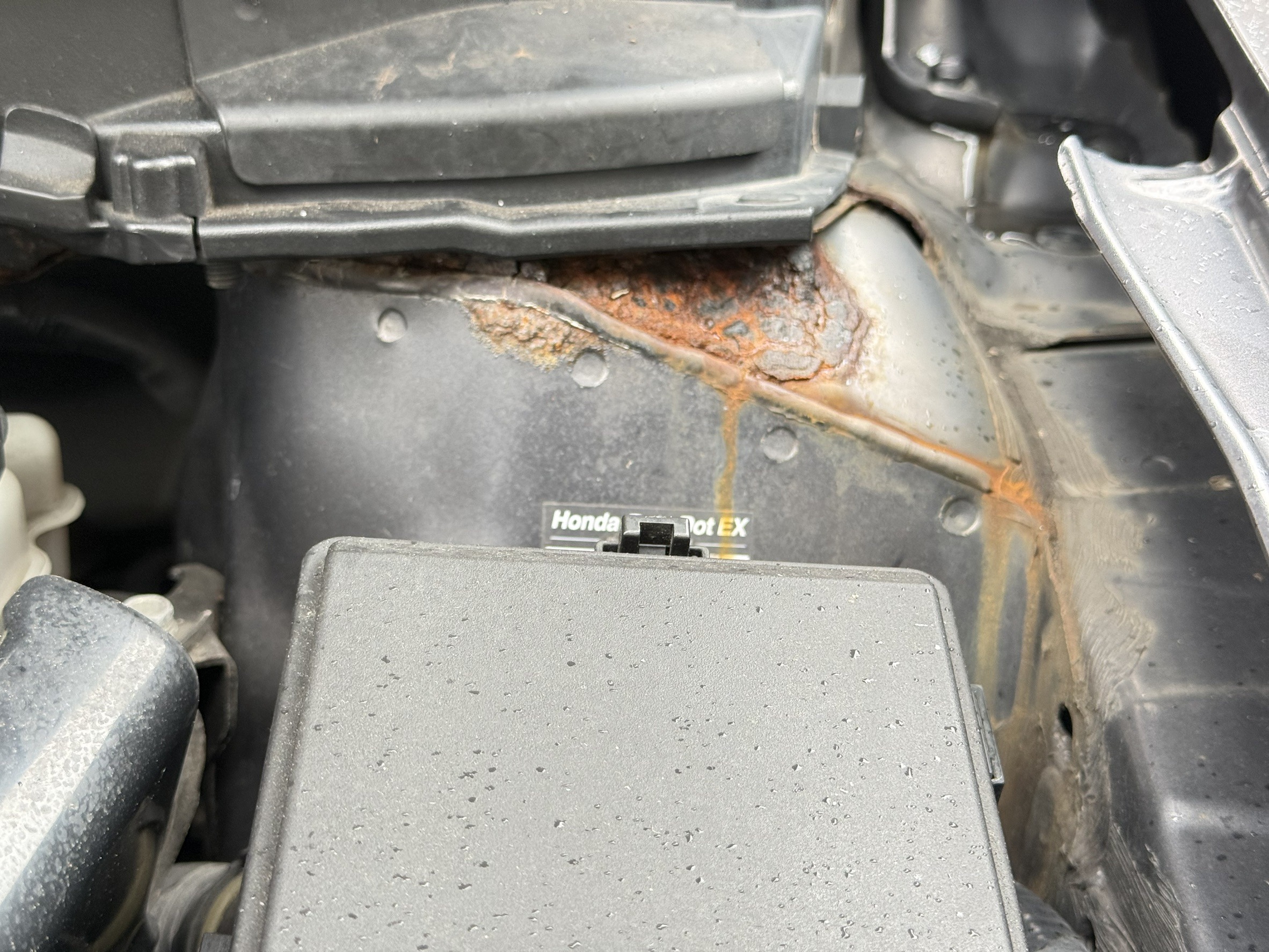 總結 Civic二手車高價收購的重點：其實八代的版本倒是沒什麼差，因為收購價都已經很低了，有時候爛一點甚至兩三萬在收。 九代的話S版會收比較高，因為VSA、6氣囊。其他的就略低一些，但也沒差太多~說實在話小改的變化也沒差多少。 除了常見的車況以外，一個關鍵字就是有沒有生鏽，如果有生鏽在比較不重要的位置不打緊、如果生鏽到不能認證甚至影響安全那就價格會砍到超低。 十代的話就單純看車況，因為統一規格、電池保固也久。