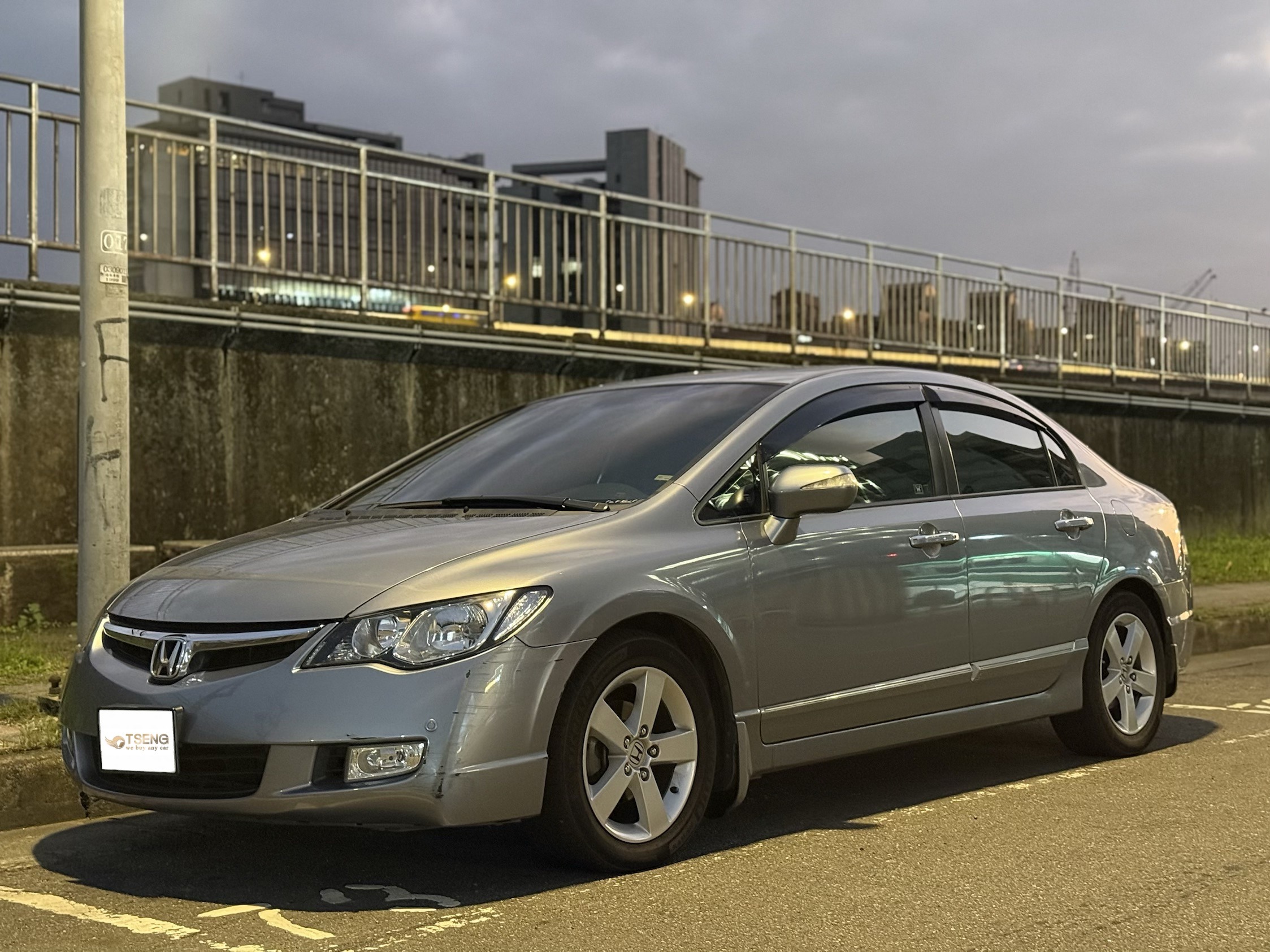 Civic 賣車估價重點本段主要會加強 8代 (K12) 和 9代 (K14) 的 Civic 為主，不然五代雙門太舊、11代油電又太新，兩款數量都很少~看完再往下閱讀行情表會比較清楚。 八代 Civic (K12) 二手行情重點： 基本上8代civic都是2011之前了，連天書都沒有寫價格。主要有分1.8 LX, 1.8 EX, 2.0ex-S，ex大概就vtis的概念 ​ 以2007來說的話，車況差的話收購價普遍落在2-4萬。所以八代前的Civic你就知道幾乎都報廢價，除非你改很屌或者什麼原廠手，那可能還有不同的價碼。 如果黑白色、跑少、生鏽不嚴重可以追到5-6萬。內裝的話，比較傾向黑色。但小改前幾乎都是米色內裝