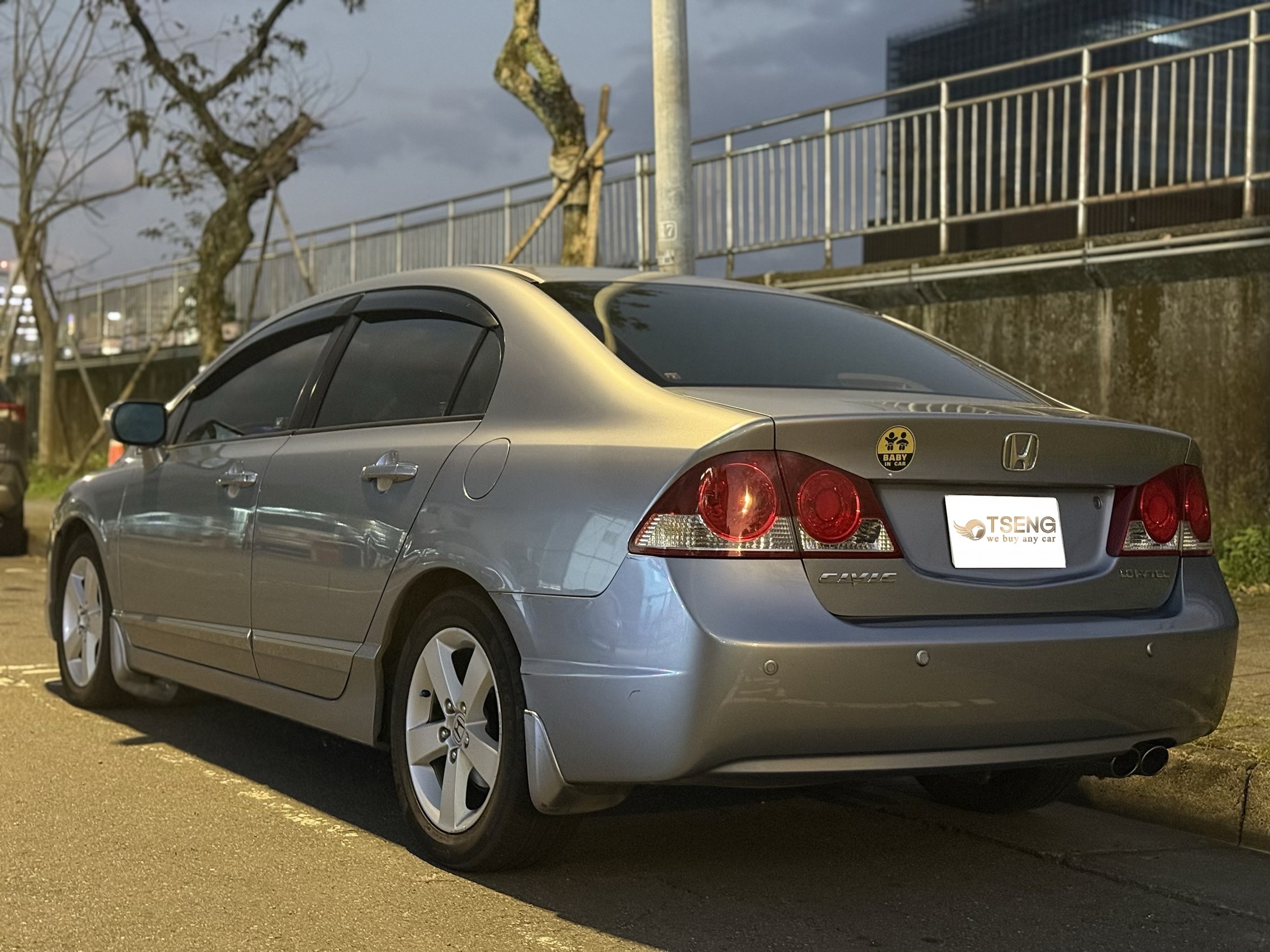 中古車收購紀錄 - Honda 2007 Civic 8代ExS 本次客戶徐先生有一台EX-S 2007年的Civic想請我們估價，但因為灰色加上後車箱不能認證、避震又有異音。 雖然里程13萬公里而已，但車況比不是不用花錢的~所以我們線上有初估我們收購的價格。 徐先生認為我們的報價和他預期很接近，所以就請我們到府上收購~當天給錢後立即安排隔天完成過戶! 徐先生選擇我們的原因在於很多人因為它的車老舊，加上不能認證~能收的車商實在是太少，所以最後就選擇了我們，完成本次快速的交易。 如果你也有Civic想賣車，請直接聯繫小曾車庫!車況好我們能高價收您的Civic、車況不好也沒關係我們也都能收。 