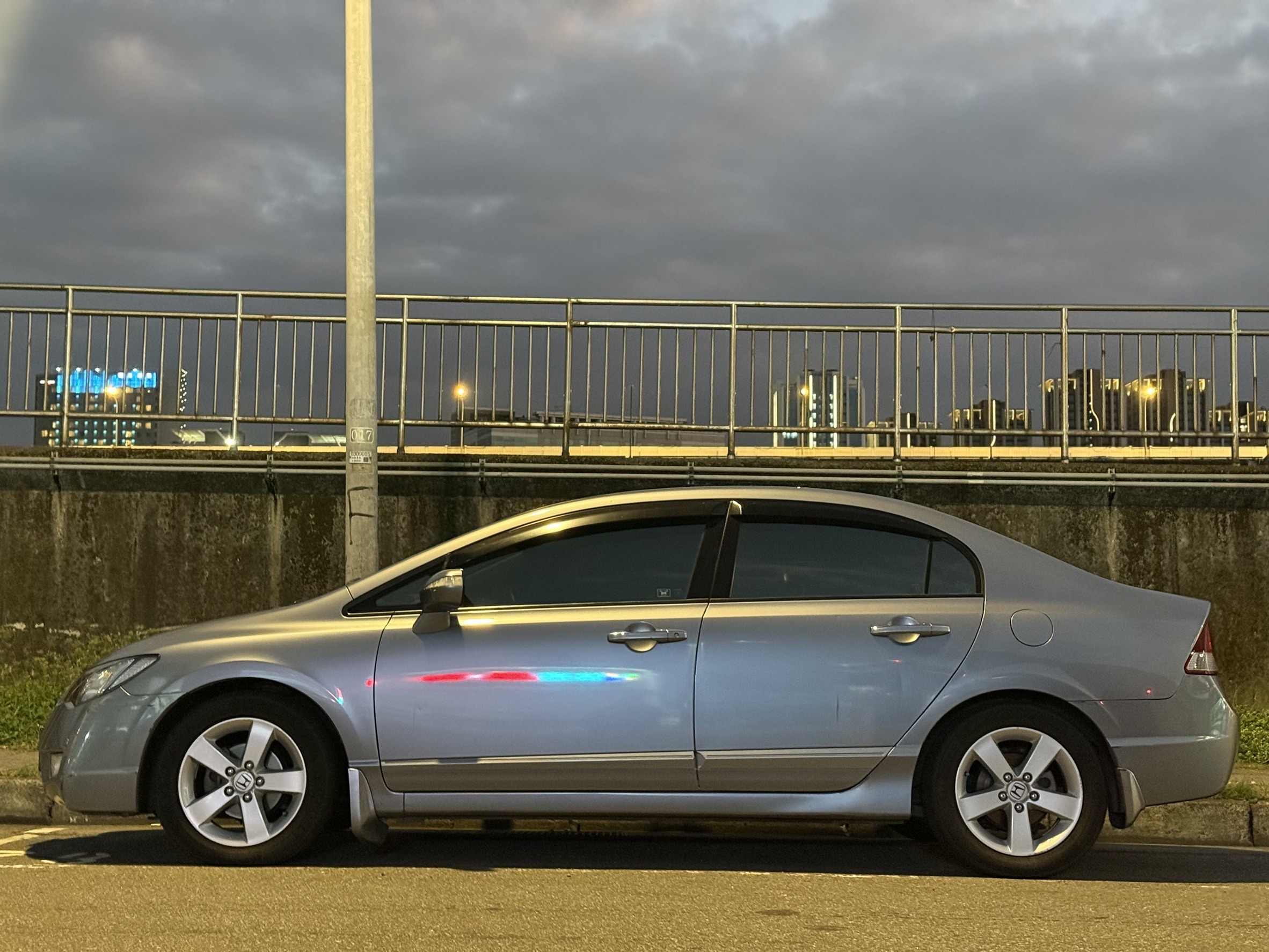 中古車收購紀錄 - Honda 2007 Civic 8代ExS 本次客戶徐先生有一台EX-S 2007年的Civic想請我們估價，但因為灰色加上後車箱不能認證、避震又有異音。 雖然里程13萬公里而已，但車況比不是不用花錢的~所以我們線上有初估我們收購的價格。 徐先生認為我們的報價和他預期很接近，所以就請我們到府上收購~當天給錢後立即安排隔天完成過戶! 徐先生選擇我們的原因在於很多人因為它的車老舊，加上不能認證~能收的車商實在是太少，所以最後就選擇了我們，完成本次快速的交易。 如果你也有Civic想賣車，請直接聯繫小曾車庫!車況好我們能高價收您的Civic、車況不好也沒關係我們也都能收。 