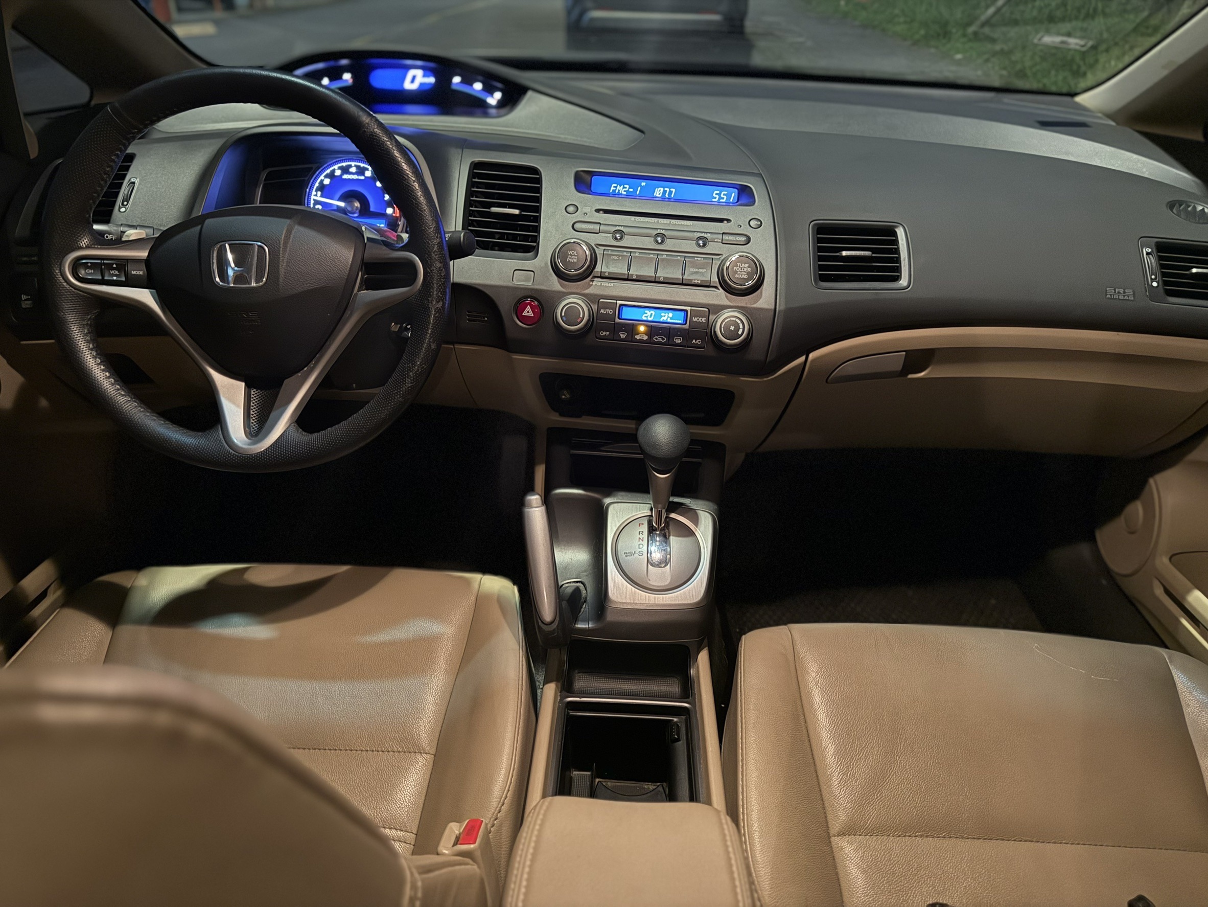 Q：Civic 自售好賣嗎？A：Honda civic 二手 ptt賣車或者FB賣車都算是熱門的，但就一個問題你生鏽嚴不嚴重。 如果你生鏽嚴重，基本上就會變成很難賣~本田本來安全性就比較差、生鏽下去很多人會怕。 所以你說好賣嗎?其實真的很看車況。 Q：Civic 保養維修貴嗎？ A： 非常便宜！零件很多，而且副廠件、殺肉件滿街都是。這車真的不容易壞，變速箱也很勇健，養護成本跟 Toyota Altis 差不多。 Q：Civic二手車很保值嗎？ A：很保值沒錯，但實際上鈑件薄、容易生鏽的關係，多半老車的價格會劇烈衰退~除非你能保持著原鈑件、不生鏽，不然不能認證的Civic收購價會比較低。 Q：我的 Civic 生鏽有車商敢收嗎? A： 生鏽到不可認證還算小事情，如果是生鏽在避震塔或其他結構那就真的會有行車危險，但不用擔心~小曾車庫基本上都能處理。 Q：Honda Civic 二手價格如何查詢？ A： 本篇已經有大概說明行情在哪，建議直接詢問專營中古車商例如小曾車庫，又或者可以上網找 8891 嚴選的開價，大概扣 5-10萬就會接近車商的收購價。 Civic 的利潤抓比較薄，因為流動快，嚴選的車商多半開價又比較高~但如果你是很老的Civic大概就扣3-5萬會是車商的收購價!