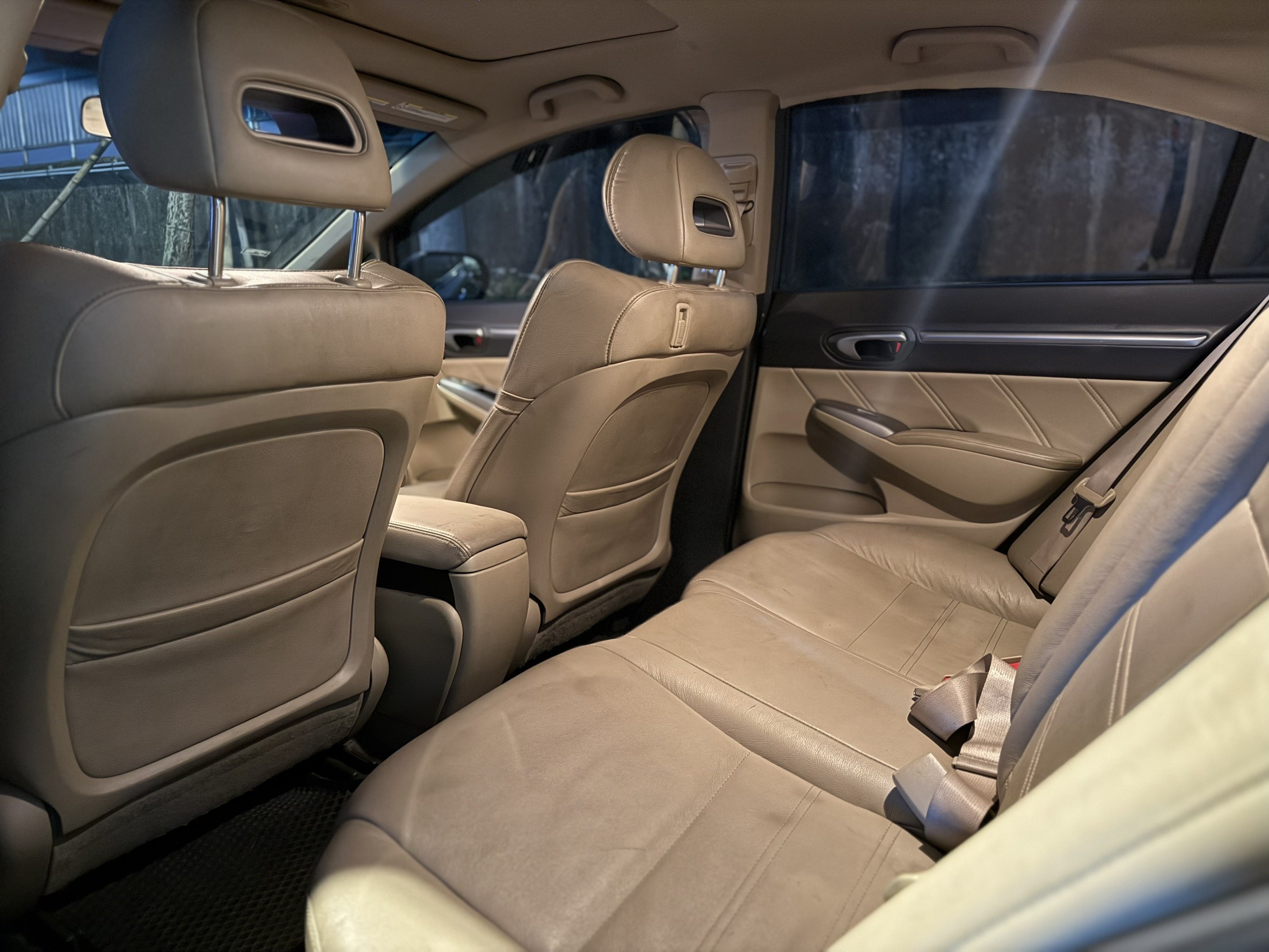 中古車收購紀錄 - Honda 2007 Civic 8代ExS 本次客戶徐先生有一台EX-S 2007年的Civic想請我們估價，但因為灰色加上後車箱不能認證、避震又有異音。 雖然里程13萬公里而已，但車況比不是不用花錢的~所以我們線上有初估我們收購的價格。 徐先生認為我們的報價和他預期很接近，所以就請我們到府上收購~當天給錢後立即安排隔天完成過戶! 徐先生選擇我們的原因在於很多人因為它的車老舊，加上不能認證~能收的車商實在是太少，所以最後就選擇了我們，完成本次快速的交易。 如果你也有Civic想賣車，請直接聯繫小曾車庫!車況好我們能高價收您的Civic、車況不好也沒關係我們也都能收。 