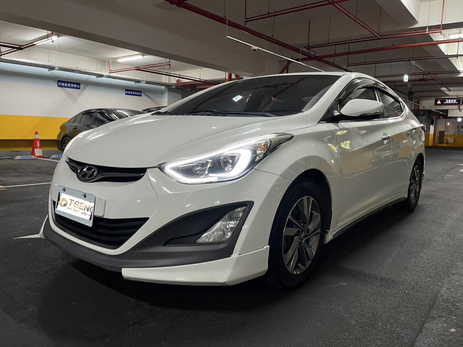 五代Elantra二手行情重點：這一代算是現代最好賣的代步車之一，也是當時新車最熱銷的一代!因為外型最好看、價格便宜、好開好養。 一般旗艦版就有天窗和定速~如果有EX版其實價格也跟正常版差不多(新車價幾乎一樣)。 收購價平均落在8-13萬區間，大多數車商擺出來賣大概都在15-20多萬。 反正五代有天窗和定速價格會高2-3萬左右，其他版本差異倒是不大。