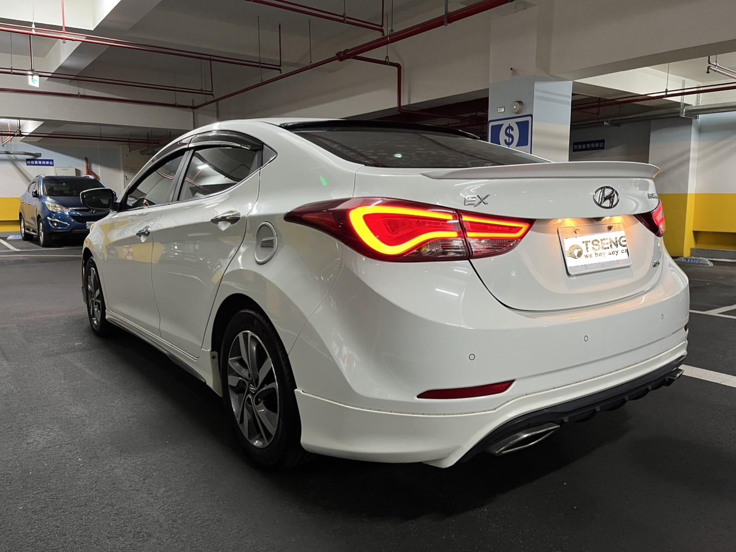 Elantra車款介紹:Elantra對我來說是個很特殊的車款，可以收的很低也可以收的很高。主因是版本落差非常大，加上車況很極端、一大堆被操壞的車。 話說早期新車便宜又大碗，在當時是取代三菱Lancer的好選擇，那你也知道這種車型的多半是年輕人在開，所以腳一定比較大。 ​ Elantra放到現在算是熱門車沒錯，即便車況很好但你拿去賣其實不太會賣到超快，收購的話也不太會追著買(對比日系轎車的狀況下) 我自己經驗都會放一陣子!應該是早期GLS那年代被89開爛所以形象沒很好，加上又是韓國車沒有日系車熱門(台灣還是有一些人不太喜歡韓國車)。 ​ 但一個例外就是Elantra Sport版，完全是另外一個世界，馬力兩百多匹渦輪4缸新車只要八十幾萬!加上雙離合器~真的開起來不是蓋的，這台cp值真的太高。 ​ Sport版的話就立場顛倒，車商不但會加價而且賣也超好賣!很像女生有化妝就狂被搭訕、沒化妝素顏出門就乏人問津，同一款車落差這麼大其實很少見。 不過你要注意是進口那一代價格特別高!接下來的行情表會有完整說明~ ​ ​ 然後補充一下 Veloster是三門車，但離合器跟引擎和Elantra Sport都一樣，這台車尤其二代超級稀有。 不要看他新車賣的少，二手車收回來一堆人想買!我自己會出蠻高價買這兩款車~ ​ 然後這種性能強的車子，變速箱通常要雙離合才夠看，不然銷量會差很多。例如Altima、Subaru配個CVT變速箱，馬力多大也沒什麼幫助。 來買這種性能車的多半也都很懂車~看到CVT就開始靠北了。 ​ 這就是為什麼Elantra Sport、Veloster都很好賣的原因，真的想開性能車的一定挑非CVT的車款。 以上是小曾的碎碎念，簡單介紹一下Elantra。