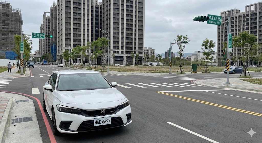 十一代 Civic 二手行情重點：本來10代台本直接放推全力做休旅車，後來十一代改用進口的方式又忽然冒出來。 特色是統一規格油電，但可惜的是沒有全速域ACC、沒有盲點，我自己覺得有點慘~畢竟新車139萬。 雖然我記得銷量賣不錯是因為Civic捲土重來，加上外型真的很帥~不過客群應該就不是傳統的Civic客群。 至於行情來說，按照權威表23年只剩下70萬，幾乎三年砍快一半算是沒到很好。原因大概就是改用油電以及剛剛說的配備不太好。 原則上11代收車也沒什麼特殊要注意的，畢竟規格只有一種~而且電池保固10 年內或行駛20 萬公里，也不太會去扣錢。 只能說新款Civic不能和以前的Civic做比較，新車價格落差真的太大。