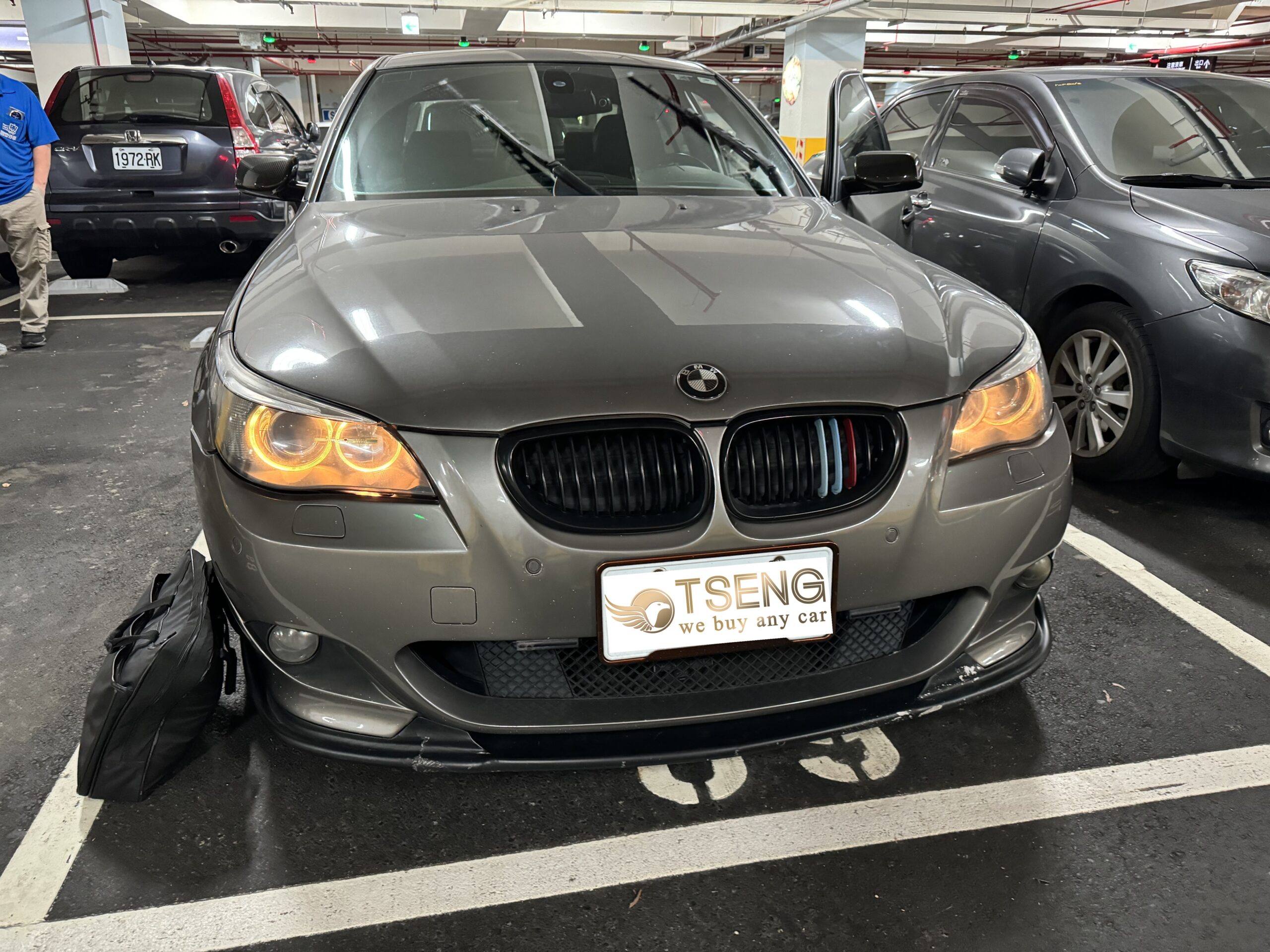 BMW E60 二手車收購常見問題 (FAQ)Q：E60 自售好賣嗎？ A： 很極端，多半我是覺得不好賣。原裝的話更加困難~如果改很屌你賣太高也很難賣。而且我不建議自售這台，車子是一定會有問題，買家來吵的機率很高。 Q：BMW E60 好養嗎? A： 一定是不好養，油耗凶、稅金多、環保材質脫落、漏油漏水一堆，最主因是BMW本來妥善率就不好加上E60幾乎都是超級老車了。 Q：Bmw E60 通病很多嗎? A：與其說是通病多，不如說是車齡太老自然問題就超多。漏油、冷卻系統是比較常見的~就算你現在G20 330i放到20年後也一堆毛病啦! Q:E60 M5 幾cc？E60 m5 二手多少錢? A：少見的v10 5000cc，所以稅金跟油耗都是頂尖可怕。二手的話因為車太少，小曾只能推算，按照權威邏輯35萬，這車會退權威很多錢! 原裝車擺出來賣大概就20幾30萬。如果有精品改、大整理的話，或許可以再高一些。 Q：E60 520i跟530i差在哪？ A：主要是引擎動力、馬力、稅金等，其他基本上差不多。 Q：E60 保養維修貴嗎？ A： 保養還好，機油沒幾罐。主要是維修很貴又常常壞。 Q：E60 很保值嗎？ A： BMW E60沒人在管保值的，只是單純開來爽的、壞了修太貴就報廢 Q：為什麼我的BMW E60 估價比別人低？ A： 多數被估太低是因為待修一堆、沒有整理工單、沒什麼改裝品、或者有改裝品但改很爛 Q：BMW E60 二手價格如何查詢？ A：這車不用上網去查啦，因為太吃車況、改裝，很難知道準確行情， 建議直接詢問專營 E60 的中古車商例如小曾車庫。