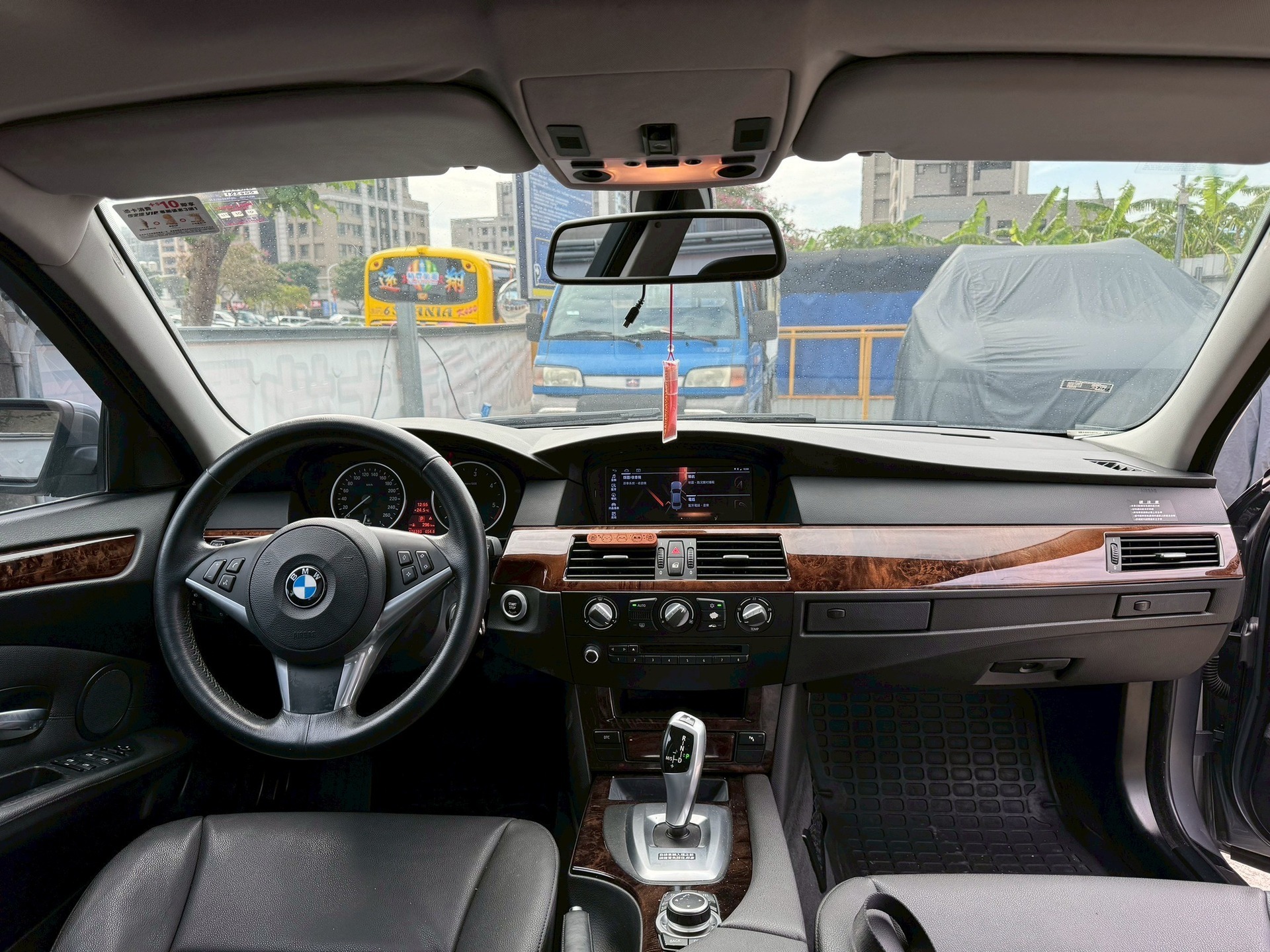 BMW E60 賣車估價重點:雖然多數來說E60普遍車商都收幾萬元而已，但細節還是想說明一下。E60主要會分成前期和後期LCI，看完再往下閱讀行情表會比較清楚。 前期 E60 (約2003-2007) 二手行情： 小曾以前收過蠻多初代的E60，但近幾年這一代因為很多都已經報廢光了，多半能收的數量非常少。說真的大多數人都養不太起來，油耗可怕、車齡到了問題也多。 其中520i搭配2.2 M54B22、525i 搭配2.5 M54B25、530i搭配M54B30，無論cc數多少其實都有市場。 也當然車商比較願意收2.2的，因為年輕人比較好養一點點加上鋁合金比較耐。 M54這顆引擎呢~有些老玩家很喜愛，他們認為這才是最代表BMW的引擎!因為多數都是傳統機械式結構，算是比較好維護。 無論如何初代E60如果沒有特殊狀況例如整理的很漂亮、改裝很屌，多半車商收購就是報廢價去喊!如果車況很爛即便收報廢價加上整理車商可能還會賠錢。 後期 LCI E60 (約2007-2010) 小改款後的E60換上了電子雞腿排檔，採用了N52引擎~這算是號稱最經典六缸引擎的作品，也有不少玩家喜歡這一顆~LCI後的配備也比較多。 和初代不同的地方在於這代的原裝車因為都還賣的動，所以原裝車多半車商會收比初代高不少。如果有改裝或者整理工單當然都更好 但要注意柴油車價格就會非常爛!因為N47引擎，這顆引擎因為鍊條壞了要下引擎所以維修非常貴，如果沒換過鍊條多半都是超低價收。