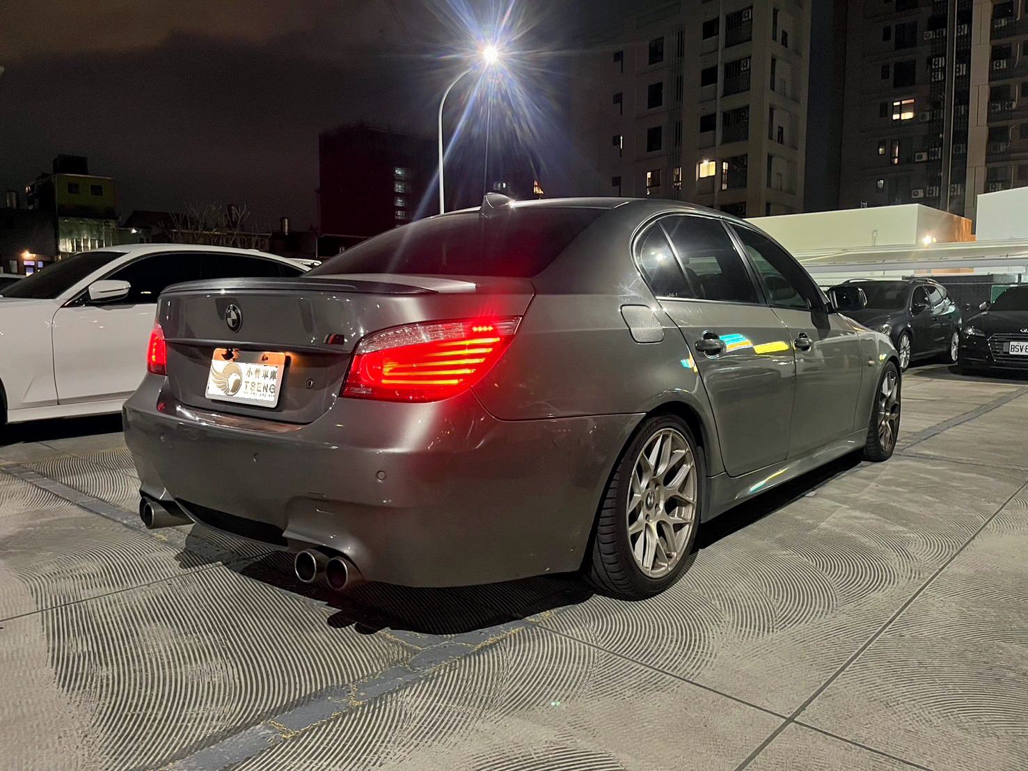 前期 E60 (約2003-2007) 二手行情：小曾以前收過蠻多初代的E60，但近幾年這一代因為很多都已經報廢光了，多半能收的數量非常少。說真的大多數人都養不太起來，油耗可怕、車齡到了問題也多。 其中520i搭配2.2 M54B22、525i 搭配2.5 M54B25、530i搭配M54B30，無論cc數多少其實都有市場。 也當然車商比較願意收2.2的，因為年輕人比較好養一點點加上鋁合金比較耐。 M54這顆引擎呢~有些老玩家很喜愛，他們認為這才是最代表BMW的引擎!因為多數都是傳統機械式結構，算是比較好維護。 無論如何初代E60如果沒有特殊狀況例如整理的很漂亮、改裝很屌，多半車商收購就是報廢價去喊!如果車況很爛即便收報廢價加上整理車商可能還會賠錢。