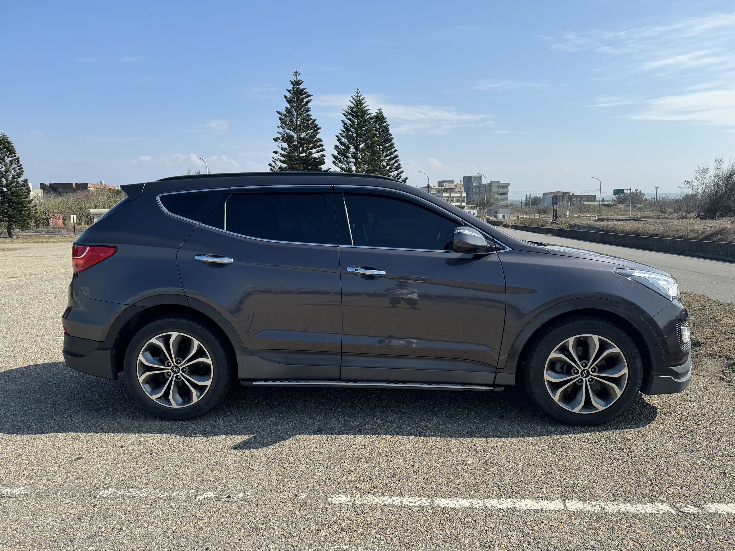 Santa Fe 賣車估價重點：如果以三代來說，汽油柴油都算好賣、但汽油二手價格還是會高一點尤其是2.4。然後有七人座價格會收比五人座高，畢竟也代表著你的版本最頂、七人座又少見。 至於四代因為全部都七人座，就只要單純看汽油還是柴油!但柴油因為新車價最高、配備多，所以收購價略高汽油一點。 但四代小改變成只有油電和柴油，因為油電比較沒力加上電池修理貴，所以柴油可能還是比較受歡迎。然後這版多了6人座，收購價是這一代最高的(比較豪華)。 最後就是五代會比較難估，畢竟也才剛出沒多久還沒什麼二手車!有天窗的版本會收比較高，因為GLTH-C新車價高當然二手價也高。 所以不同代的山土匪，其實都有不同的估價邏輯!