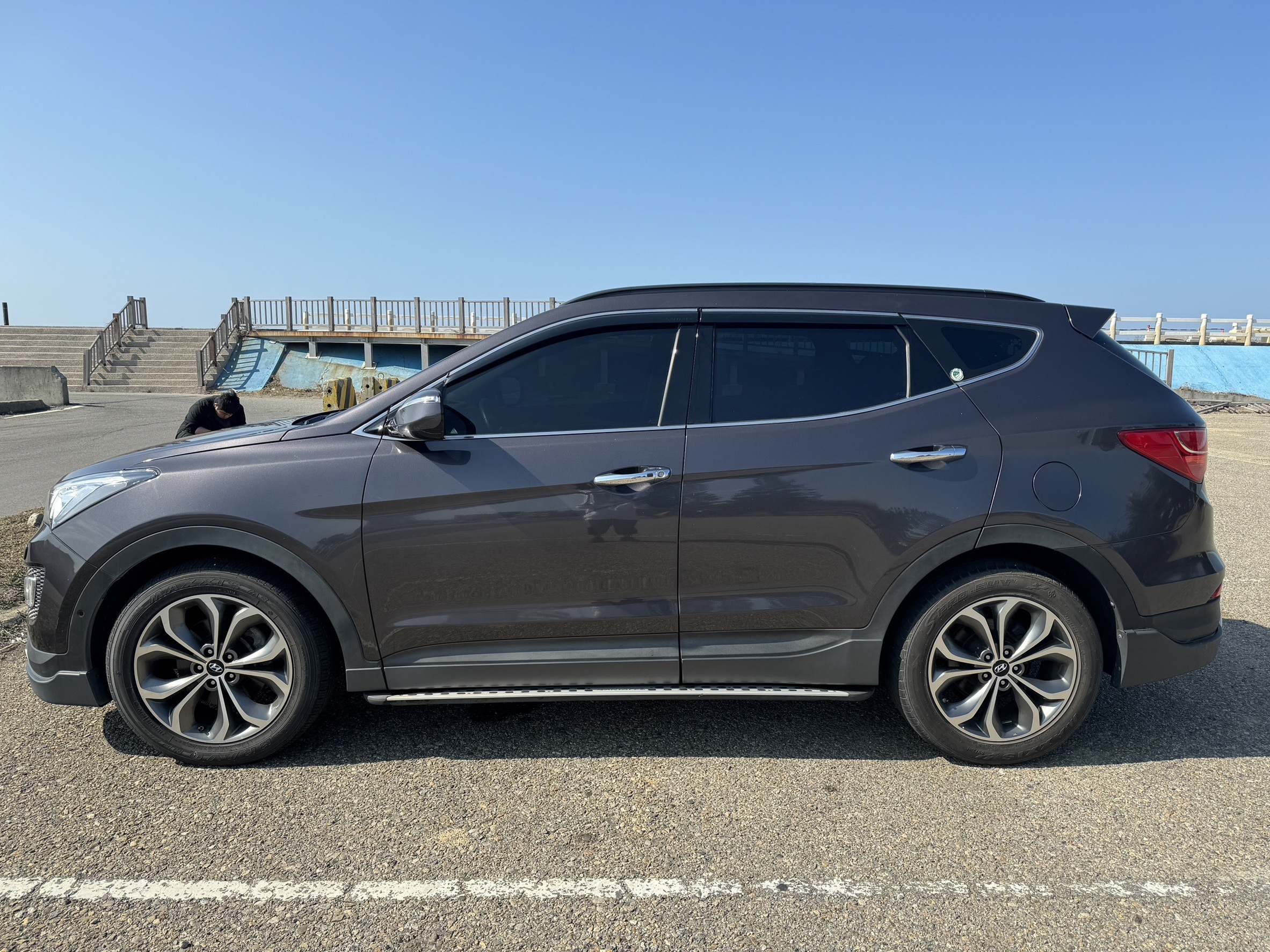  中古車收購紀錄：2015 Santa Fe 皇家版 五人座  鄒先生有一台山土匪想請我們估價，因為平常沒什麼在開所以里程只有5萬多公里。 經由我們評估他的車況和版本屬於4WD皇家型，加上沒亮燈、柴油引擎也沒有積碳問題。 所以我們出了跟權威非常接近的價格(2字頭)跟他收購，鄒先生覺得很訝異!很多車商都只出10幾萬、小曾車庫竟然出這麼高? 小曾連忙跟他解釋:[因為您的車版本很好加上真的里程少，只差在不是七人座，至於其他車商收比較低，多半他們都是收雙田或者三年內新車比較強，和我們們的風格不太一樣。] 鄒先生覺得我們給他的感覺和藹可親、價格又高，就馬上和我們預約現場估車。也當然有禮貌、親切、價格高等多樣優勢，馬上我們就簽約過戶給鄒先生現金! 如果您也想要賣SantaFe，都歡迎線上和小曾車庫諮詢收購價喔!