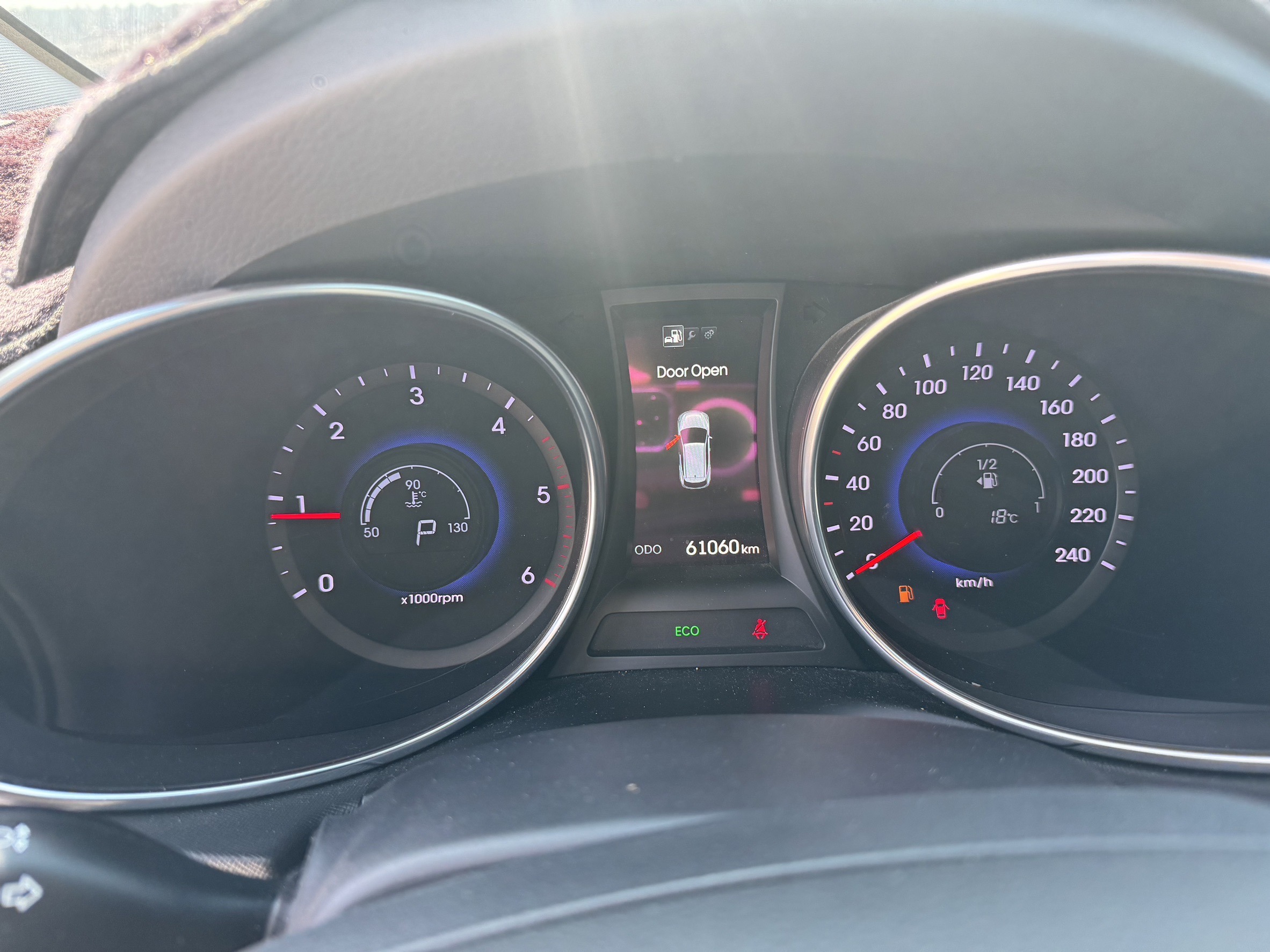  中古車收購紀錄：2015 Santa Fe 皇家版 五人座  鄒先生有一台山土匪想請我們估價，因為平常沒什麼在開所以里程只有5萬多公里。 經由我們評估他的車況和版本屬於4WD皇家型，加上沒亮燈、柴油引擎也沒有積碳問題。 所以我們出了跟權威非常接近的價格(2字頭)跟他收購，鄒先生覺得很訝異!很多車商都只出10幾萬、小曾車庫竟然出這麼高? 小曾連忙跟他解釋:[因為您的車版本很好加上真的里程少，只差在不是七人座，至於其他車商收比較低，多半他們都是收雙田或者三年內新車比較強，和我們們的風格不太一樣。] 鄒先生覺得我們給他的感覺和藹可親、價格又高，就馬上和我們預約現場估車。也當然有禮貌、親切、價格高等多樣優勢，馬上我們就簽約過戶給鄒先生現金! 如果您也想要賣SantaFe，都歡迎線上和小曾車庫諮詢收購價喔!