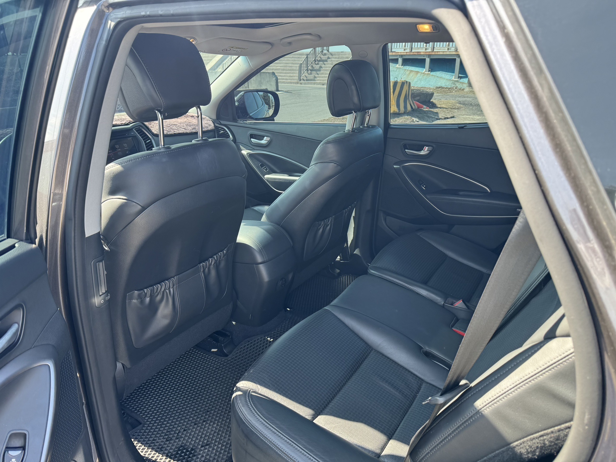  中古車收購紀錄：2015 Santa Fe 皇家版 五人座  鄒先生有一台山土匪想請我們估價，因為平常沒什麼在開所以里程只有5萬多公里。 經由我們評估他的車況和版本屬於4WD皇家型，加上沒亮燈、柴油引擎也沒有積碳問題。 所以我們出了跟權威非常接近的價格(2字頭)跟他收購，鄒先生覺得很訝異!很多車商都只出10幾萬、小曾車庫竟然出這麼高? 小曾連忙跟他解釋:[因為您的車版本很好加上真的里程少，只差在不是七人座，至於其他車商收比較低，多半他們都是收雙田或者三年內新車比較強，和我們們的風格不太一樣。] 鄒先生覺得我們給他的感覺和藹可親、價格又高，就馬上和我們預約現場估車。也當然有禮貌、親切、價格高等多樣優勢，馬上我們就簽約過戶給鄒先生現金! 如果您也想要賣SantaFe，都歡迎線上和小曾車庫諮詢收購價喔!