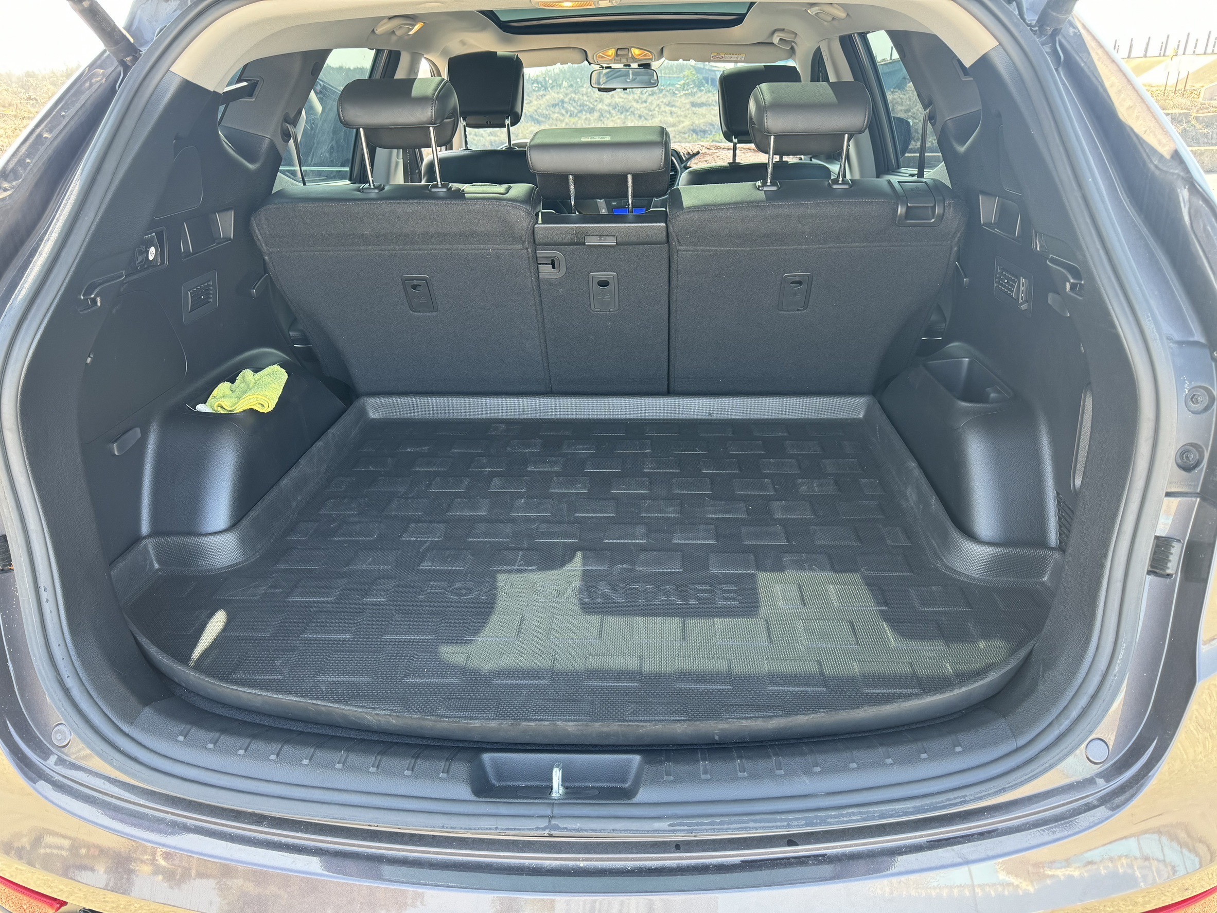 延伸閱讀>關於汽車5人座能否改7人座?​ 1.合法方式:監理站同意變更 ​ 如果你的行照能寫七人座，那就是合法使用。而且只有小客車，客貨車就不可以。 ​ 但五人座要變成七人座可不容易，多半都需要原廠提供證明文件，等於你加裝的東西要讓原廠認可，但原廠多半不太會鳥這種事。 ​ 除了安裝費以外，原廠可能還會收錢，監理站也要收，山土匪三代在當初改七人座據說要花到十萬以上。 ​ ​ 2.不合法方式:直接加裝 ​ 缺點很多，除了每次驗車你要拆掉第三排(超麻煩)。路上警察看到你超載也可能開罰，保險理賠或許也會出問題例如不賠第三排乘客受傷 ​ ​ 解決方案:其實我覺得要七人就直接一開始買七人，台灣很少人花時間去搞這些，能搞成功大多數也是不合法的方式，一到驗車期就受不了開始賣車或拆掉。這就是為什麼原廠合格的七人座那麼值錢。