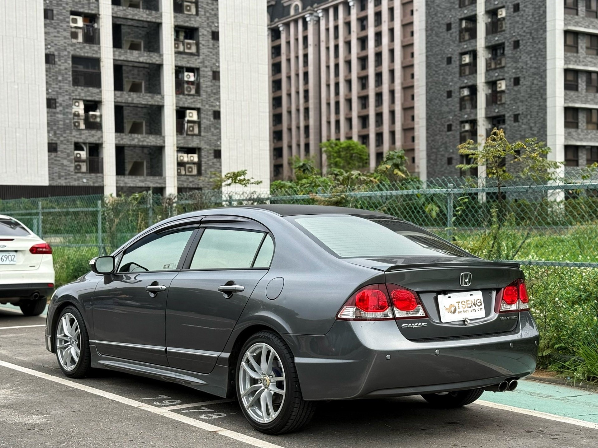 調錶方式查詢詳細敘述:近代的車輛因為保養紀錄都寫在記錄裡面，之前問過修車師傅似乎沒辦法消除過去的紀錄 。 ​ 如果客戶夠屌，去找人插電腦查過去紀錄就可能漏餡 ，然後監理站驗車里程算是很基本查詢方式，五年內查不到、五年後每年驗一次也能動手腳 。 ​ 也有一招是直接回原廠調出歷史紀錄，都能抓出一些端倪 。例如上次保養15萬公里 ，但我這台車怎麼只有6萬公里 ? 這也就是為什麼調錶比較會發生在老車身上、比較新的車數量會很少。 ​ 通常調錶會被發現大多數都是監理站查到亮紅字 ，再來就是插電腦或回原廠查到問題。 ​ 如果以上都查不到，例如沒回原廠保養過、年代久遠車輛就比較麻煩點 。 ​ 二手車商只能感覺一些細節例如這皮椅怎麼不像三萬公里 、裡面怎麼漏油那麼嚴重感覺超過10萬公里以上 。 ​ 但這種[感覺]打官司的話，其實很難舉證。 ​ 現在二手車商多半確定有調錶狀況都會註記里程不準確，如果賣出去沒在合約備註 ，應該二手車商自己收車的時候也不知道 。 ​ 如果買家有證據並且提告，通常二手車商會做一件事情就是去提告前車主或者推給前車主得到免責，所以雙方都會變的非常麻煩。