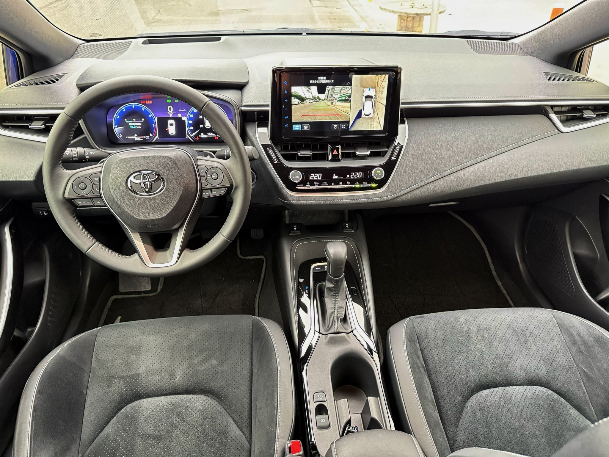 中古車收購紀錄 – Toyota 2023 Auris 旗艦版 孫先生有一台 2023  Corolla Sport 旗艦版，外觀藍色、里程只跑5000公里。當天問到報價後，馬上就約我們隔天收。 就連小曾車庫都很少遇到這麼迅速的收車案例!基本上看車過程，跑五千公里也沒什麼可以嫌棄的。 雖然藍色價格略輸黑白色，但只有跑五千公里所以捏著買也是沒問題的。 最後就用客戶想賣的價格直接成交，很感謝孫先生的信任。 如果你有任何 Corolla Sport/Auris，無論年份、里程、車況，小曾車庫都可以收購!最快當天就能買下來給你鈔票。