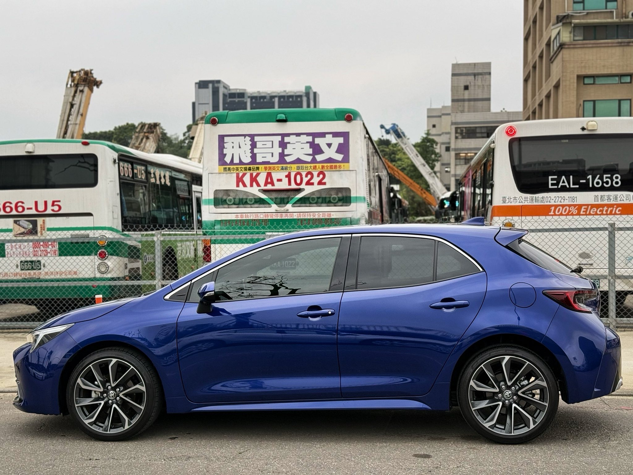 Auris / Corolla Sport 二手車收購常見問題 (FAQ)Q:Auris 自售好賣嗎? A:Auris / Corolla Sport 在 PTT 或者 FB 賣車社團都算是熱門車款而且很稀有!只要你價格不要太扯,假設是 2020 年後有全速域 ACC 的旗艦版,通常詢問度挺高。 Q:Auris 保養維修貴嗎? A: 雖然是進口車但便宜好養,整體費用跟多數豐田國產車落差不大。 Q:Auris 二手車很保值嗎? A: 我覺得比其他品牌保值,但以雙田來說偏弱一點點。可能沒12代Altis、Rav4、CC等保值,我覺得是數量上還是沒這些熱門車來的多。 Q:如果Auris有改裝(如避震、鋁圈、排氣管),車商會收嗎? A: 影響不大,因為這車也不少人會改。車商多數不會去亂扣錢,除非改壞或者改的很糟。 Q:Auris 二手價格如何查詢? A: 本篇已經有大概說明行情推算方式,更準確建議直接詢問專業二手車商例如小曾車庫,因為實際上要看哪一年、版本配備都會有落差。 Q:Toyota auris 缺點有哪些? 後座空間狹窄不適合家庭、隔音普通、CVT變速箱導致動力不足(相對省油)、初階版配備太差