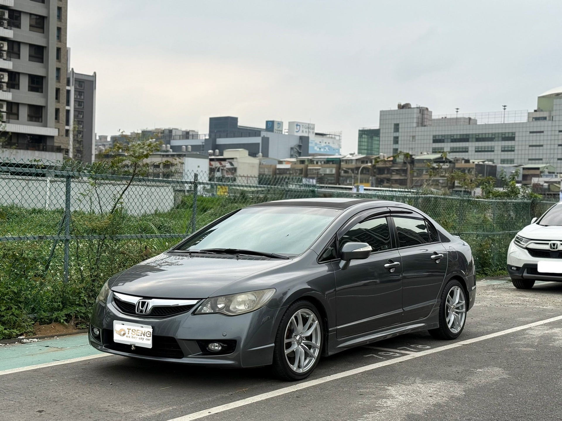 ▋二手車調錶賠償行情：調錶一公里賠多少？目前我個人認為沒有公定價、只能參考以前的判決。據說有些判決是一公里賠一元，但其實調錶就算給你賠到十萬也不見得划算。 如果你的車本身就很高價，十萬元說實在也是抓癢，我今天開超跑里程誤差了十萬公里，那可是幾百萬的事情!只要賠十萬的話，根本沒差別。 但對於幾萬元的代步車，可能這樣的賠償就很有震懾力。而且詳細怎麼判還是看法官~這個資訊參考就好。