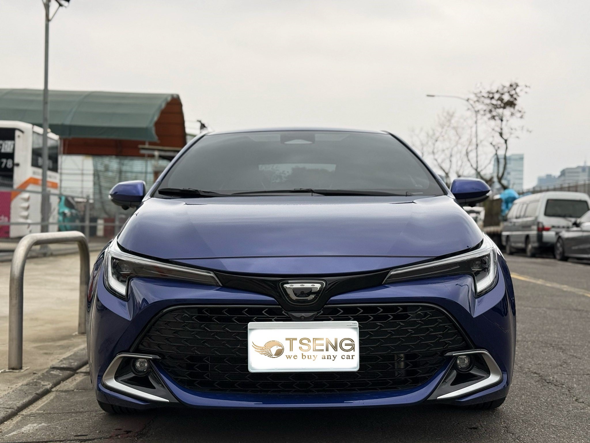 為什麼 Auris /Corolla Sport 二手賣車收購推薦小曾車庫?小曾車庫收購 Toyota Auris / Corolla Sport 的優勢如下: 1. 車況漂亮的 Auris 都能加價收: 只要跑少、漂亮,我們都能高價收購!就算不是黑白色,也不會差太多錢。 2. 跑多、不能認證、調錶的 Auris 都能收: 我們不只能收車況好的車,車況不好也能照單全收。 Auris你就算跑30多萬公里甚至調錶、有出險過、有扣牌,我們都可以收購! 3. 熟悉Auris版本、配備,準確報價不低估: 有些車商可能不清楚尊爵和旗艦版細節差異,又或者不清楚哪一年有全速域ACC進而低估收購價。 小曾車庫因為熟悉此車款並且都有徹底研究,所以低估的機率比其他車商來的小。