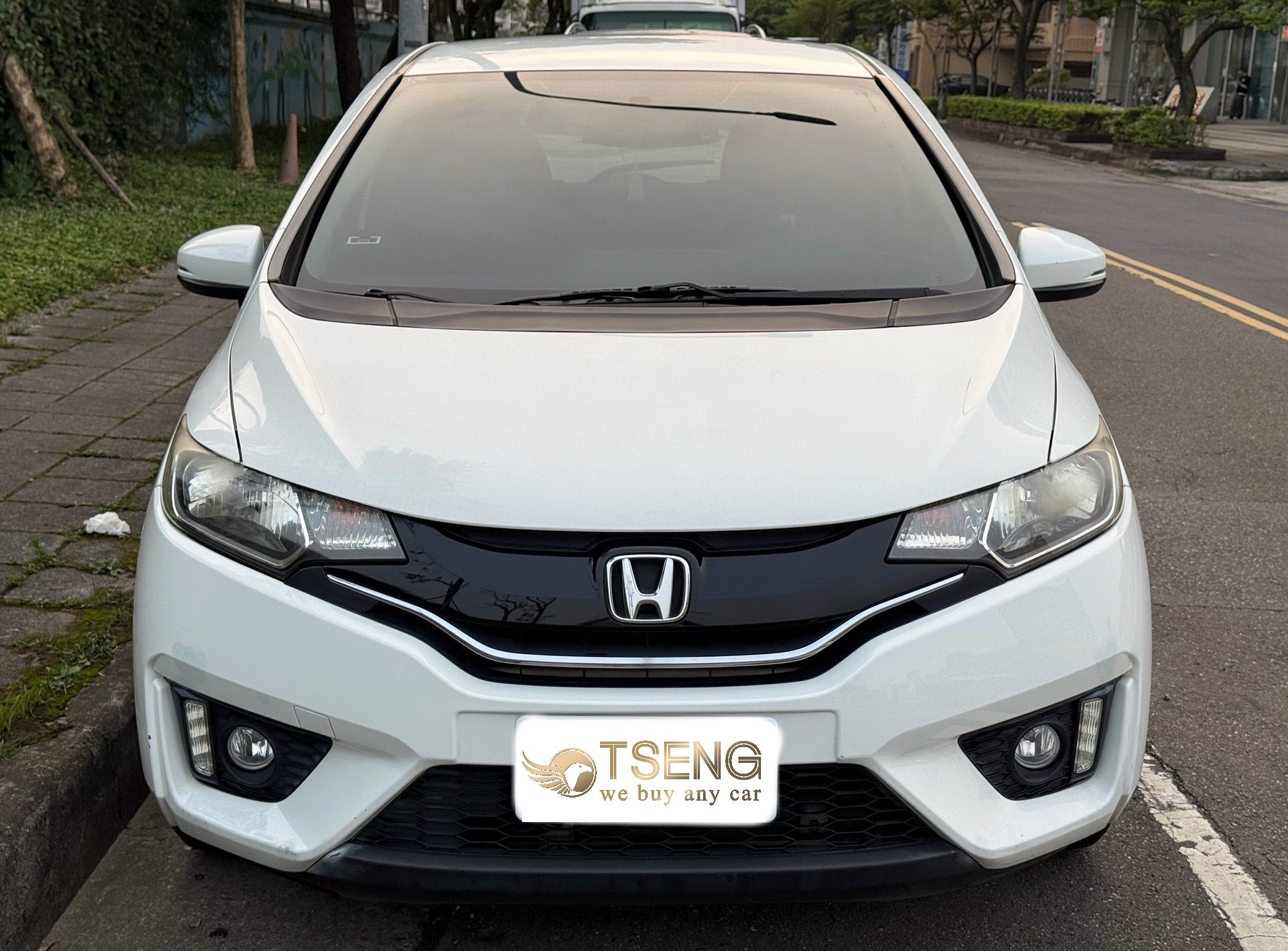 Q：Fit 二手自售好賣嗎？A：Honda Fit我覺得賣車商會比較好，尤其是早期二三代的。因為這車我自己在抓的利潤是5萬、客人砍價砍一砍一台就頂多兩三萬。 有時候放兩三個月才賣掉，我想少拿兩三萬然後可以換取更多的時間其實蠻划算的。 而且如果你有生鏽不能認證又去自售，對方可能會回來退車或者找你吵。 Q：Fit 保養維修貴嗎？ A：Fit 保養維修跟豐田Yaris一樣都是頂尖便宜的，而且幾乎開不壞 Q：Fit 二手車保值嗎？ A：整體來說是非常保值，一般放15年以上的車大概都收報廢價，但Fit最爛都收的到5萬以上甚至7-8萬都有可能。 Q：Fit 有改裝（如避震、鋁圈、排氣管），車商會收嗎？ ˋ A：Fit我很少很少遇到改裝的，就算遇到我個人認為影響也不大。 Q：Fit 二手價格如何查詢？ A：本篇已經告訴你大概的估價邏輯，若想要更精準的報價，建議直接詢問專業二手車商例如小曾車庫。因為實際上年份、版本（油電/汽油）、里程、有無生鏽、能否認證都會有落差。 Q：Honda Fit 缺點有哪些？ A：大概就是空間較小、隔音比較差，但小車來說這台空間算很大了、很適合穿梭在市區。個人認為最大的毛病還是在容易生鏽，其他我覺得沒啥好挑剔的又保值。 Q：Honda fit 認證中古車會比較好嗎? A：你去買貴貴的CPO車享有保固其實沒太大的意義，這車我覺得挑便宜買不用保固比較好，因為本來就不太會壞、加上多半也只是拿來代步。 如果擔心的話就做個認證，能過認證大致上都沒啥事情。其實不能認證的Fit我也很常拿來代步、也沒啥問題。
