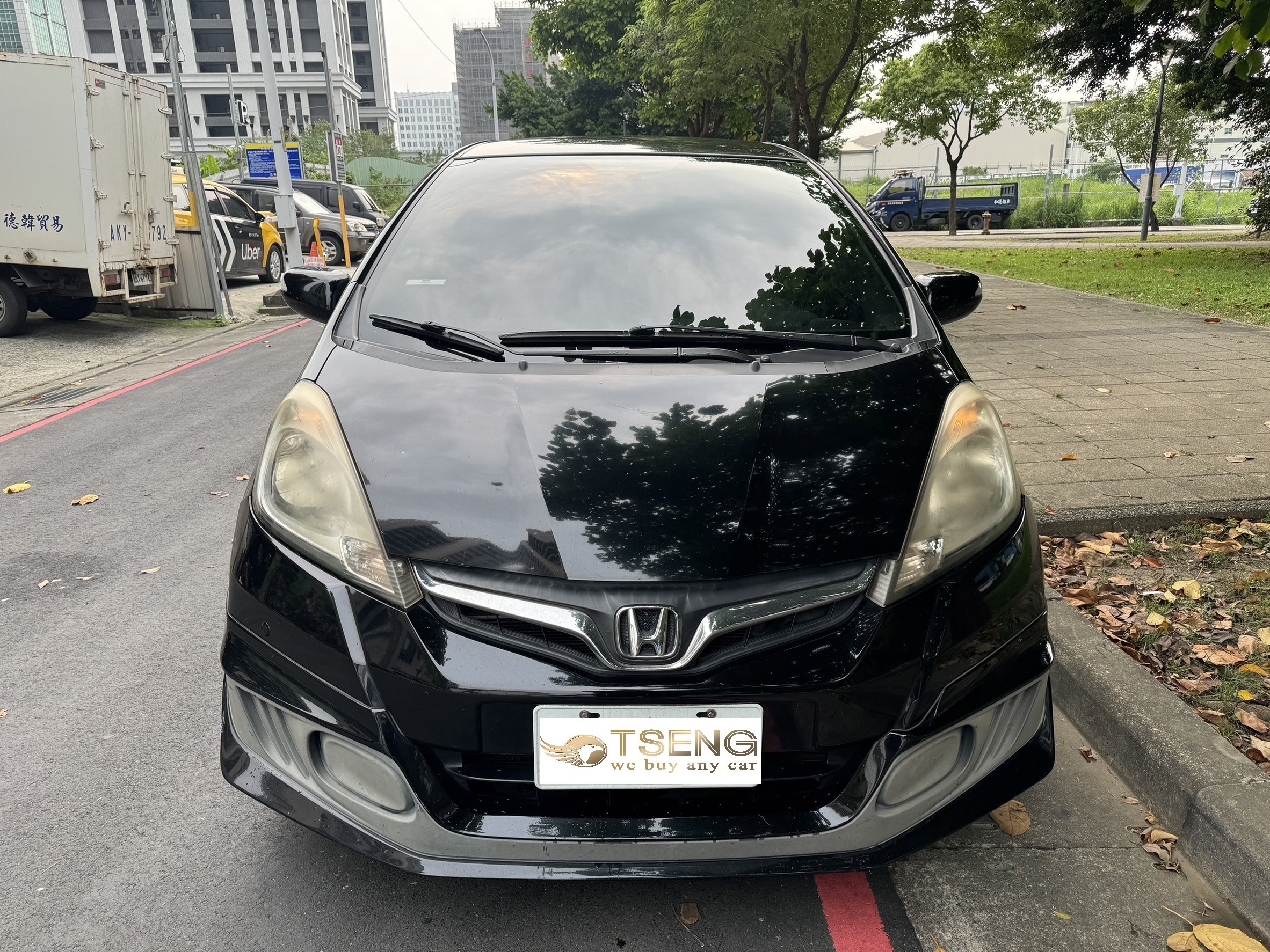 Honda Fit 賣車估價重點基本上Fit版本價格落差不大，只要Vtis或S版都是熱門的(也是這兩個版本居多)。比較爛的就是二三代的Vti版本，那真的很難賣會收比較低。 四代比較特別，專攻e:HEV就好、如果真的有home汽油版也沒差，至少還是好賣的。 主要會挑的就是顏色盡量黑白色，然後生鏽位置很重要。生鏽是幾乎都會發生、但不要生鏽到不能認證或影響安全、那價格基本上都很高。