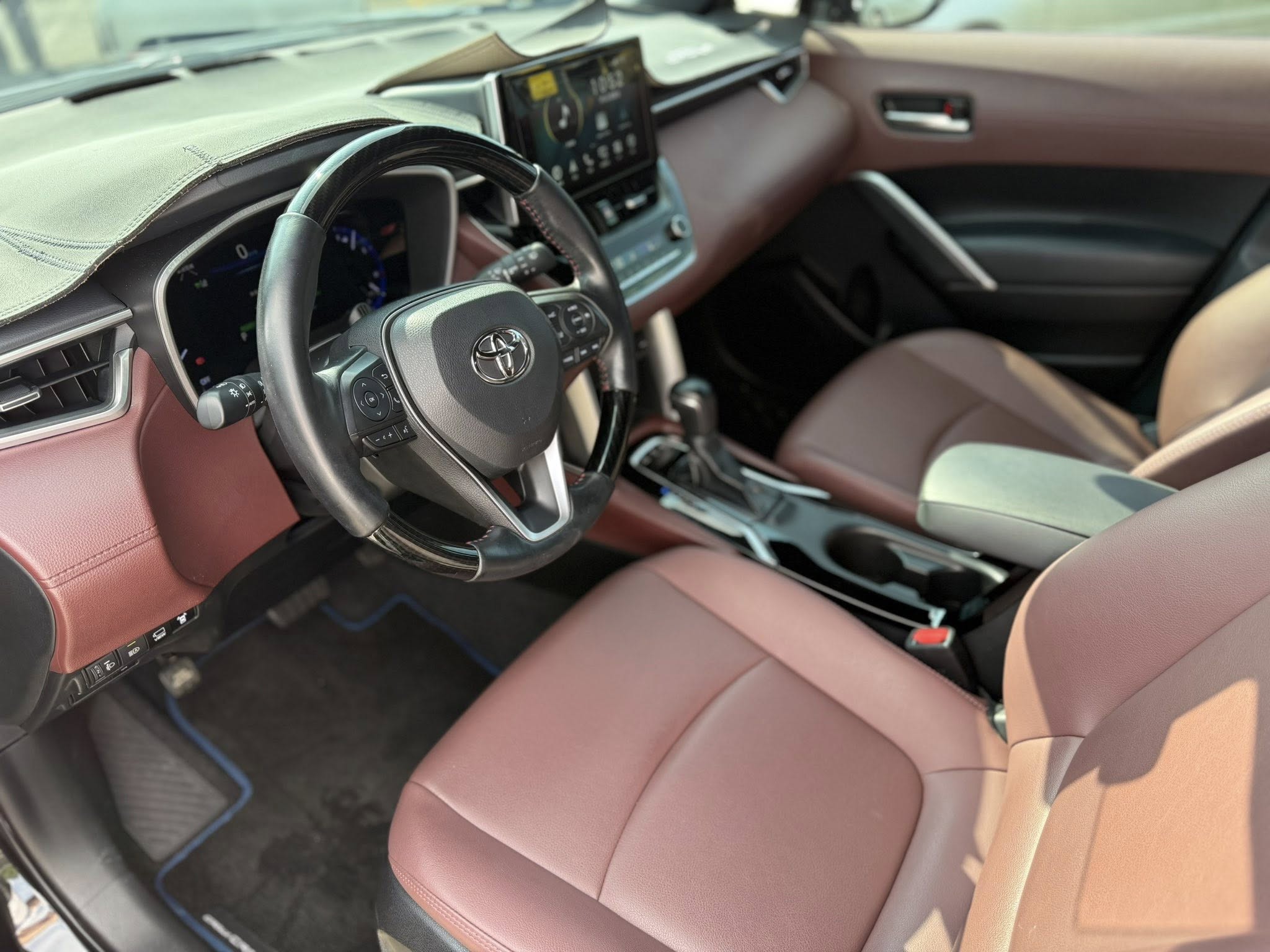 Corolla Cross 二手車收購常見問題 (FAQ)Q：CC 自售好賣嗎？ A：直接講，除了安心版以外都非常好賣。但這台車對車商來說利潤很低，有時候甚至只有1-3萬元。所以你如果不想浪費時間帶看，賣車商也可以考慮。 Q：CC 保養維修貴嗎？ A：CC便宜好養不太會壞，完全免擔心。 Q：CC 二手車很保值嗎？ A：CC是熱銷冠軍，當然非常保值!你可以去看看同年份的kuga跌成什麼樣。 Q：如果 CC 有改裝（如避震、鋁圈、排氣管），車商會收嗎？ A：基本上這車也沒什麼人改裝，頂多改個內裝、安卓、雷達之類的，反正也不影響。就算真的給你改了，車商也是搶著收! Q：CC 二手價格如何查詢？ A：這款算是很好透過權威天書抓價格的車款，基本上跟當期天書價格會很接近!但準確收購價建議還是詢問專業二手車商如小曾車庫，因為實際上要看年份、版本、里程、顏色，每台都有落差。 Q：Toyota Corolla Cross 缺點有哪些？ A：要說缺點就是操控、動力不佳，座椅當然也沒進口車舒服!但空間、預算、保值、妥善都非常剛好的打到多數客群，所以CC依舊是銷量冠軍。