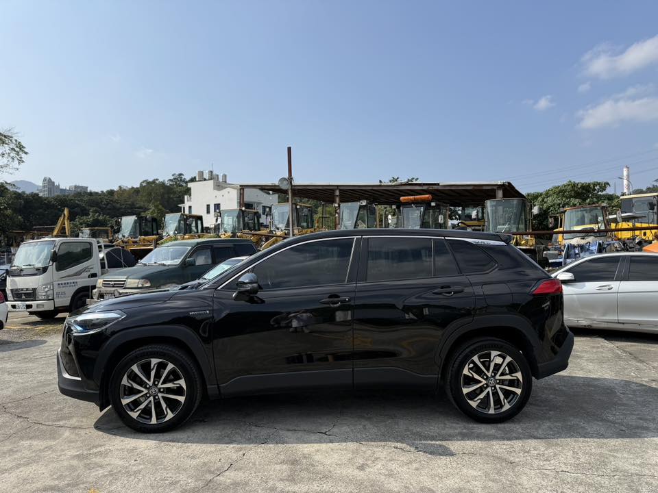 Corolla Cross車款介紹-台灣銷量最高的一台車​ 為什麼這車賣的非常非常好呢?我分析原因如下: ​ 1.價格不貴但空間夠大 ​ 最便宜抓80萬但以小休旅來說空間很大，過於大台的休旅車在都市並不是很好停!CC剛好達到有空間但又不會太大的需求。而且其他對手價格也差不多例如HRV、Kicks，那幹嘛不買最保值的cc? ​ 2.豐田品牌形象 ​ 保值、省油、開不壞，這本身就是豐田基礎形象。本身掛著豐田的車一定是賣比其他品牌好 ​ 3.計程車的加持 ​ 其實Uber近幾年多數都是開休旅車居多，為了讓乘客舒適一些。 其中要便宜又有空間、又不會壞，怎麼想都是CC(尤其是油電。所以在台北路上，小黃、Uber幾乎都是cc再開，這就代表新車銷量有很大一部分都是賣給營業車 ​ 4.ACC加持 ​ 在早期2020年，CC類似的對手HRV、KICKS我印象中都沒有選配acc。 但在這時候cc就已經先出ACC(雖然沒有全速域)，21年又變成了LEVEL2~這對於長時間開營業車的人根本是福音 ​ 車款介紹結論: 簡單來說CC賣的好，並不是他車子多好開、多舒適來吸引人。坦白說你要好開，進口車隨便都屌打要舒服也比不了豪華品牌。 ​ 而cc是卡在一個多數務實消費者所在意的四個點:預算、空間、保值、妥善，這是大部分平凡人和營業車司機買車最看重的。