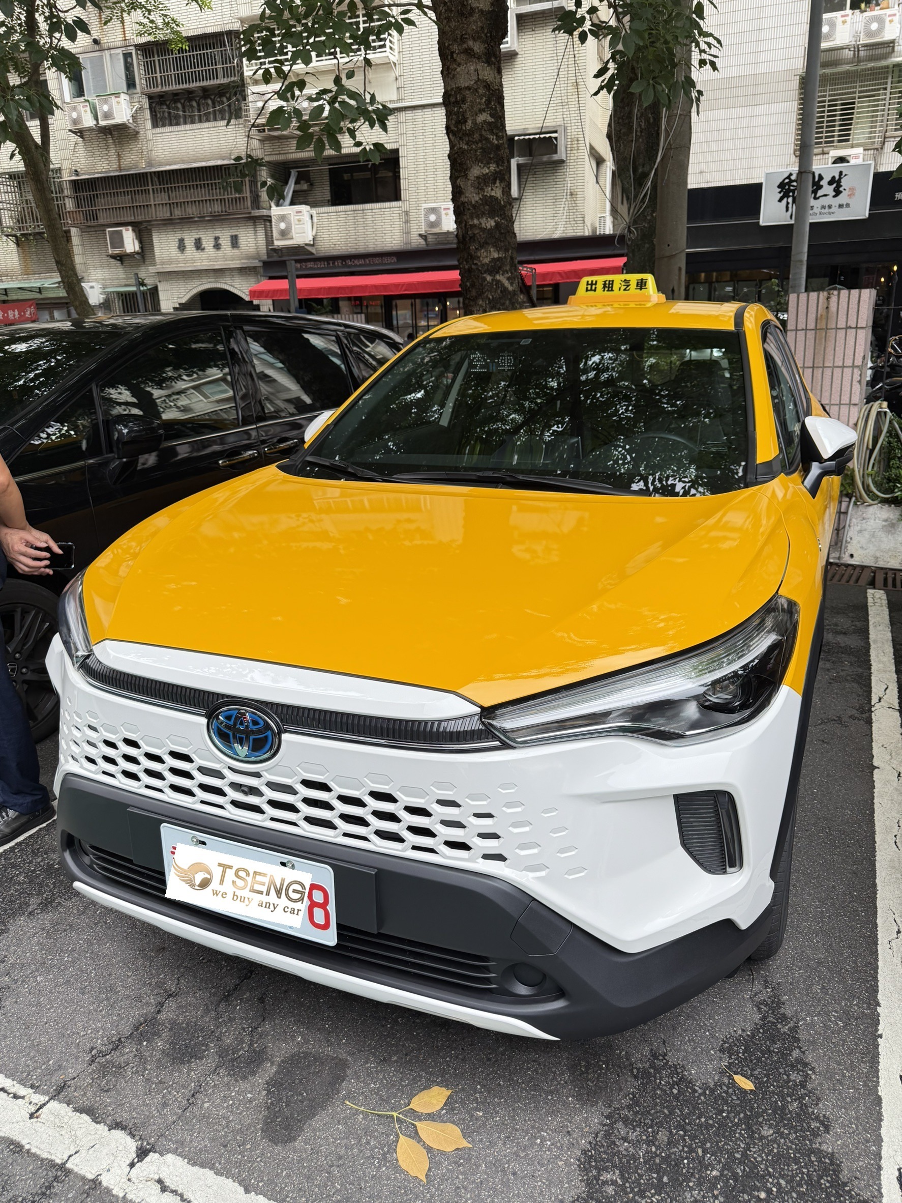 Corolla Cross 賣車估價重點主要先看版本以及油電，油電來說普遍八年內/十六萬公里內的油電車會比汽油高價，但如果過保又沒換過大電池可能就要額外扣錢會略低汽油一些。 再來是Hybrid有很多都是營業車，營業車掛牌基本上會是自用車減少30%的價格。汽油車的話除了最低配版本安心版，會特別壓低去報價以外~其他版本出高價收是沒問題的。 普遍來說多數的CC都能收到接近權威價，如果里程低、黑白色甚至超過權威價都有機會。所以當你是CC車主，就不用擔心價格不好啦!當然你如果自己換鈑件、不能認證、營業車、超高里程，那真的不好意思就沒辦法收這麼高了!
