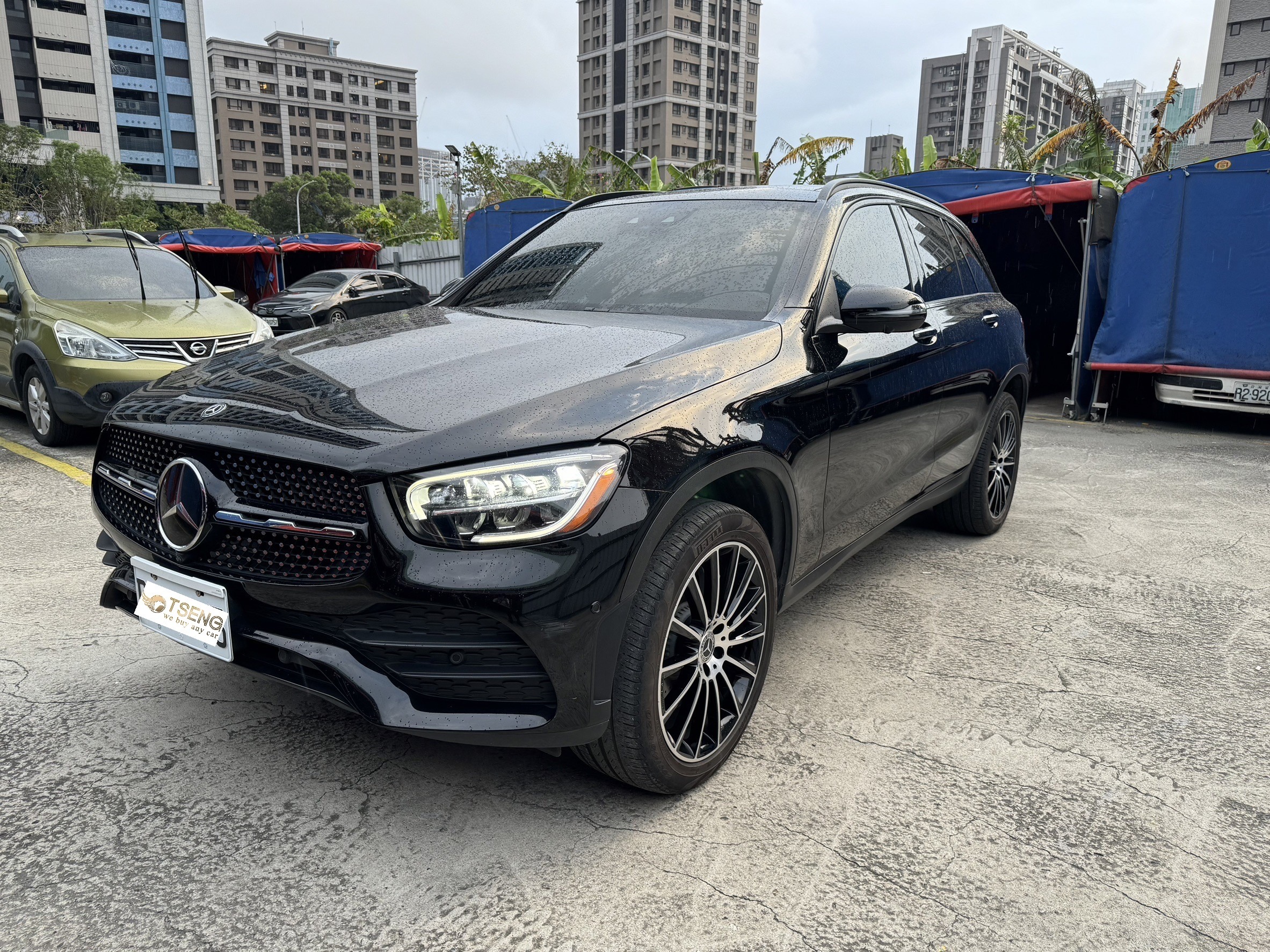 中古車收購紀錄 – Mercedes-Benz 2020 GLC 300 郭先生是小曾將近十年的資深vip客戶,中間買賣過無數台的車都指定小曾服務,從小曾還是當基層賣車業務時,就一直陪著我長大。 最近因為個人需求想要賣這台小改GLC,配備有23P、360環景、AMG夜色套件、通風真皮座椅等,算是非常稀有的全滿配。 當然老客戶的關係,小曾就出了比同行都高5萬的價格來處理,因為里程跑13萬公里實在是很難再加了。 我也知道他的用車習慣很好,所以車況我幾乎是不擔心。因為也認識很久了,所以雙方馬上就去監理站過戶簽約然後轉帳給郭先生! 當然不用說,郭先生之後只要是和車有關的問題還是會找小曾服務,直到小曾退休為止。 如果你也有GLC想要賣,無論怎樣的GLC都可以找小曾車庫高價收購,也希望你能和郭先生一樣變成我們的長期好夥伴