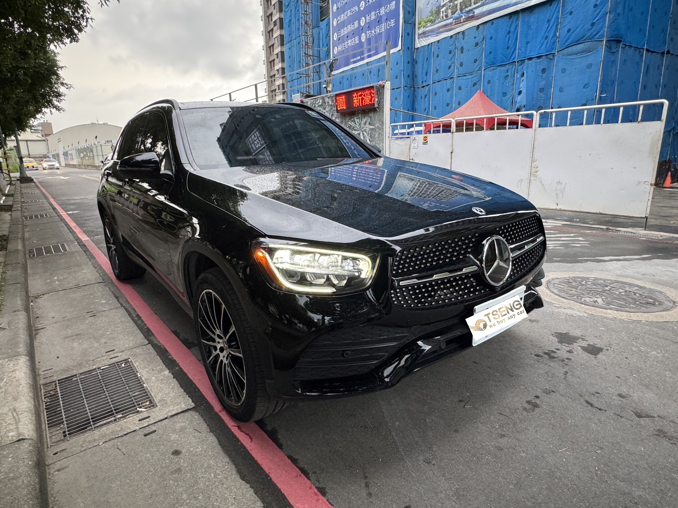 為什麼GLC二手賣車收購推薦小曾車庫?小曾車庫收購 Mercedes-Benz GLC 的優勢如下: 1. 車況漂亮、配備好、里程低的 GLC 都能加價收 小曾最早就是專賣賓士W205、X253出身的,所以很清楚知道這台車的行情、通病。 2.配備差的GLC300外匯/總代理也能收購 早期有一批GLC外匯都是鹵素燈、沒AMG,這種車很多車商看到就不舒服直接不買,但小曾車庫一樣可以收購這種車!因為小曾還是有門路處理這樣的車! 但還是要跟您說配備差的GLC貞的收購價就不高,尤其在ACC當道的年代~如果沒有一定價差,我們車商也很難賣出去。 3. 跑多、不能認證、調錶的 GLC 都能收 除了配備差,高里程、不能認證都不用擔心,小曾車庫都有辦法處理。 GLC 就算跑 20 萬公里以上、有出險紀錄、有扣牌,我們都可以收購!