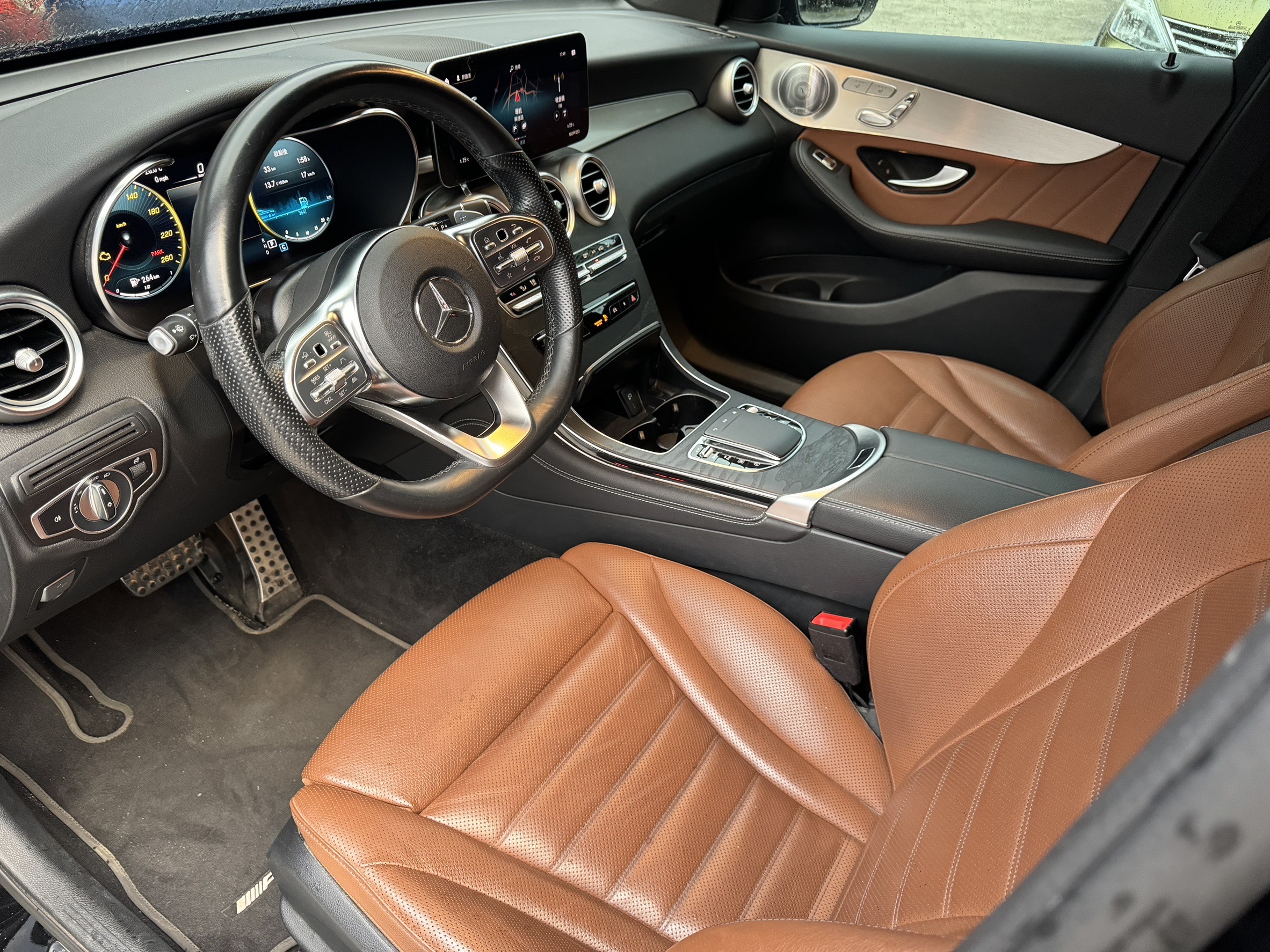 GLC 二手車收購常見問題(FAQ)Q:GLC二手車自售好賣嗎? A:我覺得以前好賣,現在賓士光環已經沒這麼厲害。現在大概只有Coupe比較好賣一些,SUV有點退化。 而且買百萬以上賓士休旅車的客群,其實比較喜歡和車商買也很在意保固,自售優勢反而比較差 Q:GLC保養維修貴嗎? A:和W205 C300類似所以算昂貴!換AGM電池大概8000-1萬元、保養一次外廠五千多、大保養可能兩萬多。 換引擎腳如果四輪驅動大概也要2.5萬元!但妥善率倒是沒很差。補充小知識:引擎腳四輪驅動工資比後輪驅動還貴,因為卡了加力箱很難換。 Q:GLC 二手車保值嗎? A:我個人認為在進口車算是保值了,八年車的GLC車商都還可能賣的到100萬,不過真的要看你車的配備來判斷~ 如果你鹵素燈、沒AMG那真的就不保值。然後Coupe更加保值,因為稀有又帥氣。 Q:如果 GLC 有改裝,會影響價格嗎? A:通常改裝GLC會收低一些,除非是什麼精品改~因為這車幾乎沒啥人改裝,也沒什麼人想買改裝GLC,和W205 CLA客群是完全不同的。 Q:GLC 二手價格如何查詢? A:建議找像小曾車庫這樣的專業二手車商,熟知外匯總代理價差、23P和AMG等配備差距,不然這車其實很容易有糾紛! 有些車商不清楚外匯或者不懂配備~賣完之後還是可能有糾紛。前幾天就看過有同行交易GLC,以為有23P結果是239然後在網路爭執。 Q:GLC 的缺點有哪些? A:對比國產車就維修費用較高、比較耗油。但質感、舒適、好開程度是不能比擬的。