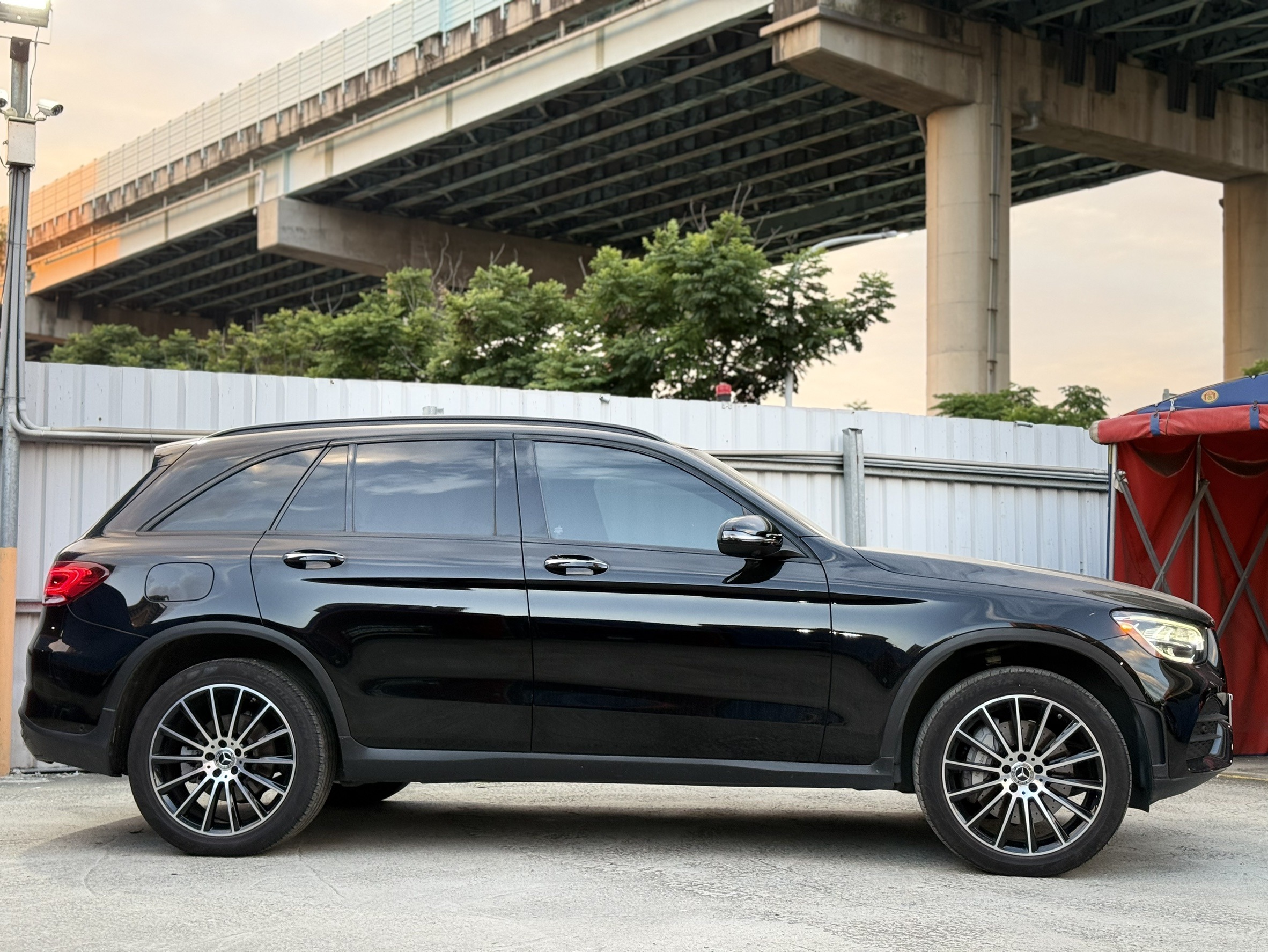 2.外匯車還是總代理如果是16-19上半年的GLC300幾乎清一色都是外匯、GLC300 Coupe 17年-19年也都是外匯居多。 普遍來說外匯車會收的比較低,特別是沒23P、鹵素燈的GLC300~然後小改後的GLC300如果沒有23P也是價格極低 3.SUV還是 Coupe Coupe比suv好賣但比較貴,平均大概是比SUV貴15-20萬區間(越新價差越大) 如果是Coupe的話,AMG套件就顯得很重要!因為Coupe沒AMG真的很醜 延伸閱讀:X254 GLC二手價格如何? 這邊我稍微提一下大改GLC,基本上樣本數還不多因為23年才開始大改,但因為48V毛病不少普遍車商收的時候比較會詳細注意有沒有待修。 再來是這款外匯車少很多,這時候因為疫情很多外匯車商都已經轉型或者歇業,而且從國外引進也沒多划算~目前遇過清一色都是總代理。 然後也不用管有沒有23P的問題,總代理標配、外匯車又少的可憐~就不用怕了 如果是23年SUV,大概三年的GLC300收180-190萬居多,除非跑很少不然很少買到200萬。