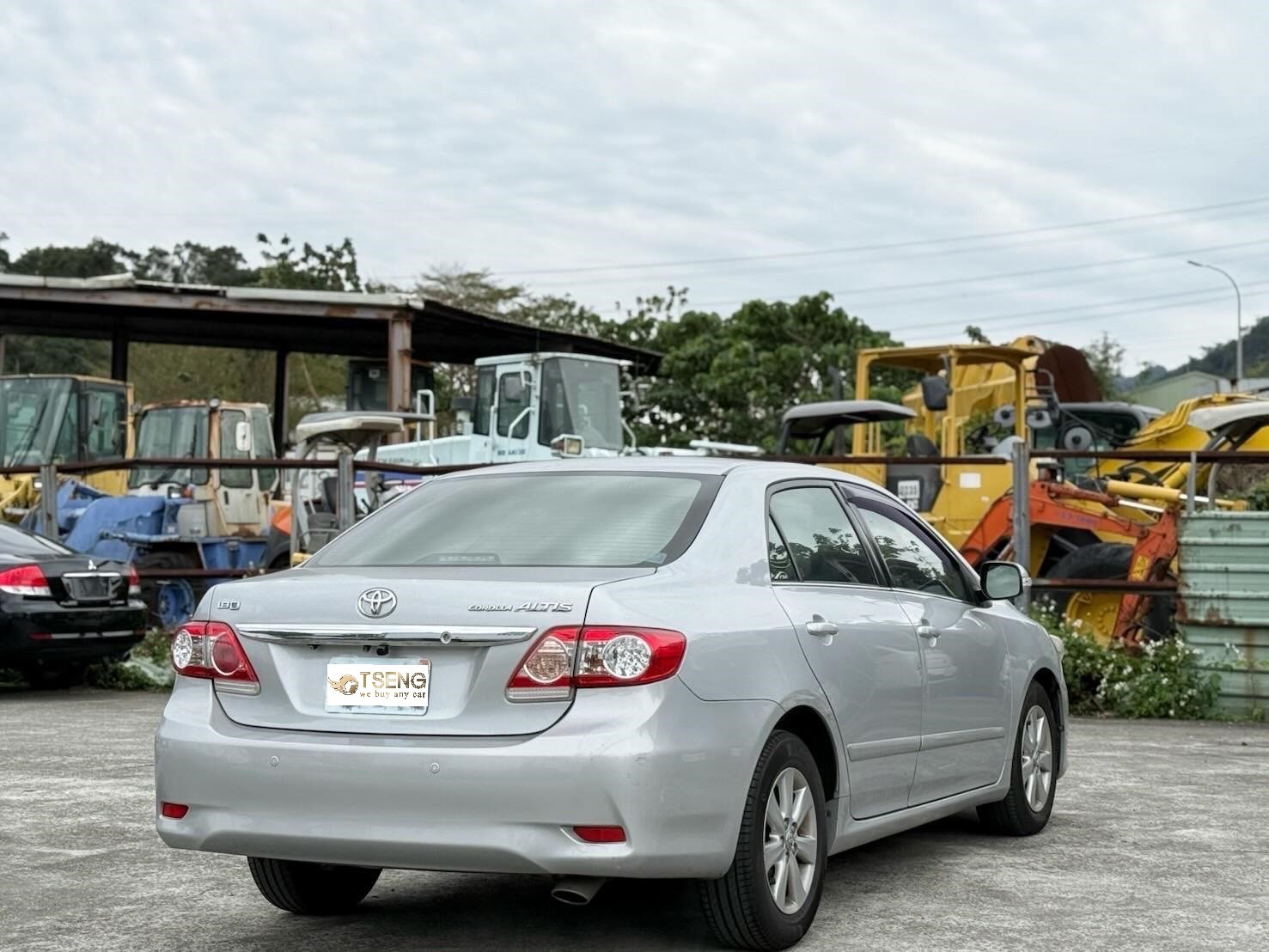 Toyota Altis 收車常見問題 Q&AQ:Altis Ptt自售好賣嗎? A:Altis 自售不一定好賣,首先看你是哪一代。如果是2.0和過保汽油就不一定~再來是Altis數量真的太多了,如果你配備差、開價又高,其實很有可能賣不掉!買家的選擇多到超乎你想像。 Q:Altis 保養維修貴嗎? A:Altis算是房車最好養的車款,材料隨便都有而且也很少壞!大概只有12代油電維修電池比較貴一些。 Q:Altis 真的很保值嗎? A:非常保值,以19年的Altis 12代還能收到30多萬算是很少見的價格。 Q:為什麼我的 Altis 估價比別人低? A:高里程、顏色不對色、有換過鈑件、無法認證、當過營業車和計程車、版本太差(例如J版)都有可能收比較低, Q:Toyota Altis 二手價格如何查詢? Altis是少數可以很接近權威價格表的車款,如果你按照我的判讀方式稍微對一下普遍誤差不會太多。但建議還是找小曾車庫直接免費線上評估是最為準確的!畢竟各版本都有一些眉角需要注意!
