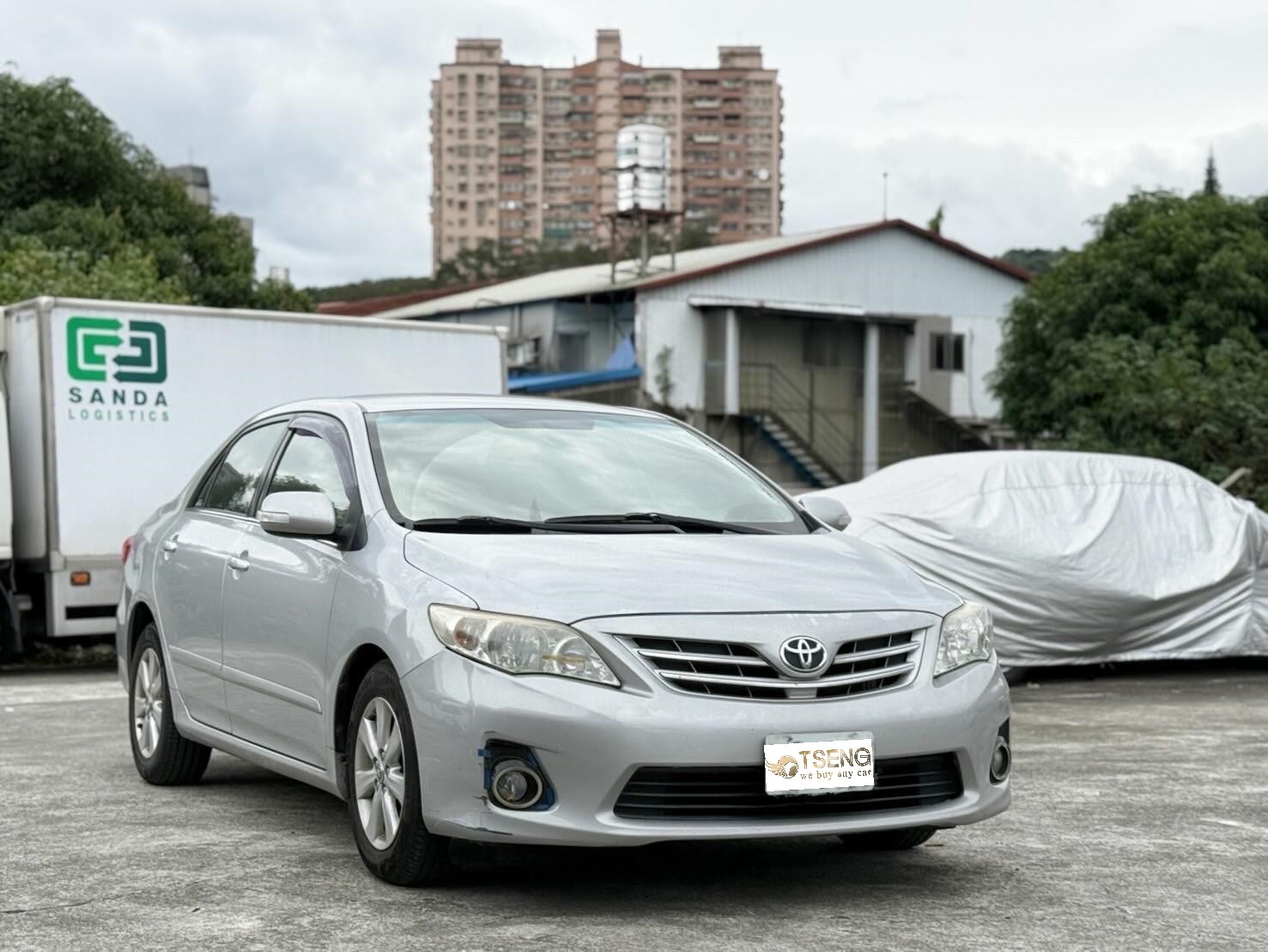 10代Alits車商收購價分享以10.5代小改區分版本如下: 1.8J版:雙安、絨布椅 1.8E版:恆溫、定速、皮椅 1.8E經典:多了天窗、16吋鋁圈 1.8Z版:比照九代,有空力套件 2.0G:無天窗但有換檔撥片、HID 2.0G經典版:多了天窗、電動座椅 2.0Z:有空力套件但沒電動座椅 一般來說就算是2013最末的10.5代,多數應該是收不到十萬元,6-8萬居多。尤其J版肯定是個位數最低的,1.8E和Z是裡面最熱門的比較有機會到10萬,大多數10代就是略高9代一些些,大概基準點從五萬開始算起,要跌破五萬大概就是J版、不然就事故車、營業車、跑太多等等。 要注意一件事情就是2.0 Altis的二手價格比1.8還糟糕,很簡單因為這車因為很老了都沒剩下多少錢、大家買這種車不會想繳更高的稅。 就算2.0權威比較高、配備比較好,實際上大概都會比1.8低一些。 例如1.8E版2013年的車和2.0G版做比較,1.8跑少一點收到10萬比較有可能,但2.0就不太容易收到十萬。
