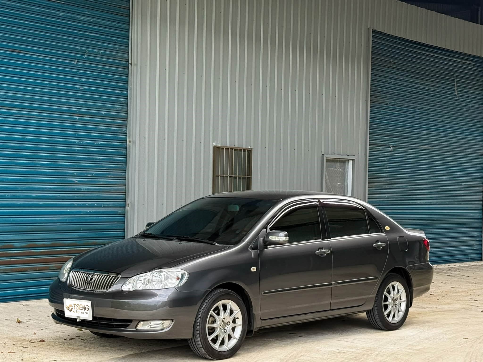 Toyota 9代Alits車商收購價分享 通常九代是2001-2007,連9.5代已經都沒有權威價了多半不可考。因為車齡的關係導致收購價鐵定是沒幾萬、更不用說九代幾乎大概都只剩下兩萬內。9.5代版本如下: 1.8 J:標配,以前很多計程車是J版、米色內裝居多 1.8 E:以前賣最好的版本,有電折、ABS,少數車有選天窗 1.8 G:頂規,有免鑰匙、電動座椅 1.8Z:限量車,有空力套件 雖然分成很多版本,但車商普遍在收的時候沒那麼在意這件事。因為車子就沒幾萬,版本有差也差沒什麼錢。擺出來賣,成交也很難超過10萬 所以多數大概是2-5萬區間收,跑多、事故、退金油可能就兩萬多,版本好一些,里程不高,不用整理可能就收4-5萬。 這種老車主要還是看要掏多少錢整理,外觀很慘的那當然就收不高,因為整理費通常都會接近成本、不整理又賣沒多少錢,你另外加稅金、強制險什麼的,其實利潤少的可憐。 好處就是這種車是好賣的,畢竟便宜開不壞。而且你放到明年他大概也是這個殘值,就類似股票市場的金融股、低風險、低報酬。